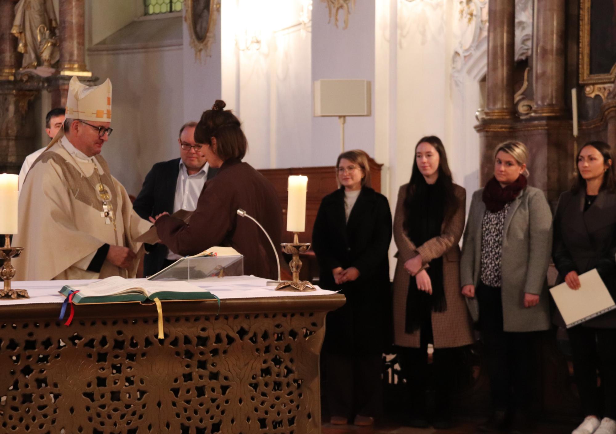 Bischof Kohlgraf verleiht die kirchliche Lehrerlaubnis 