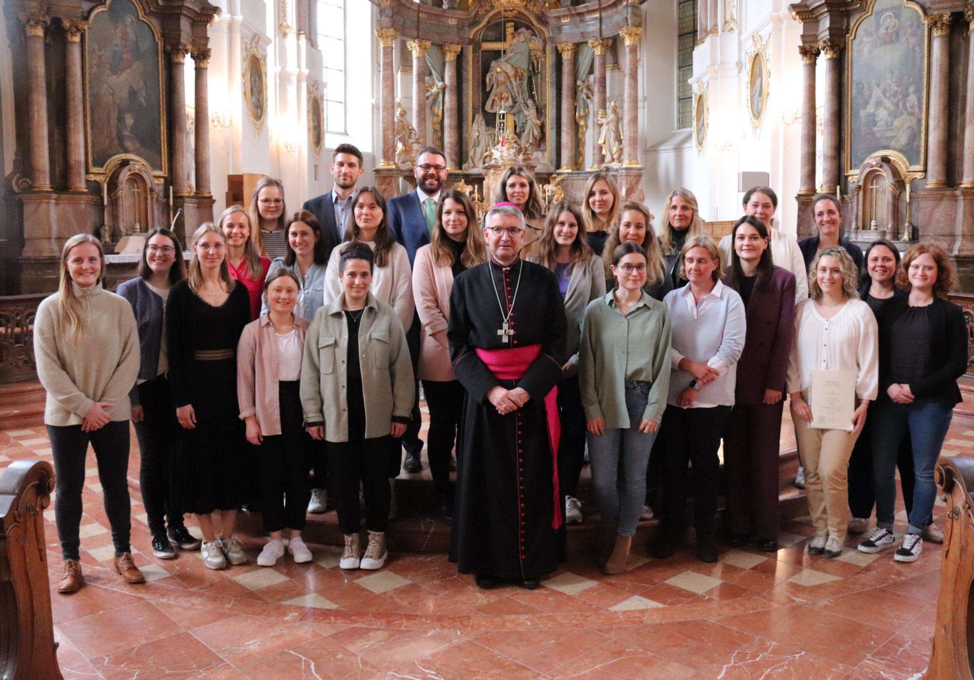 Religionslehrerinnen und Religionslehrer haben die Missio canonica von Bischof Peter Kohlgraf erhalten (c) Bistum Mainz/Hoffmann