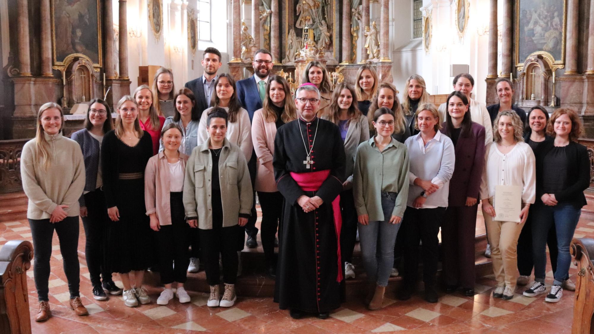 Religionslehrerinnen und Religionslehrer haben die Missio canonica von Bischof Peter Kohlgraf erhalten