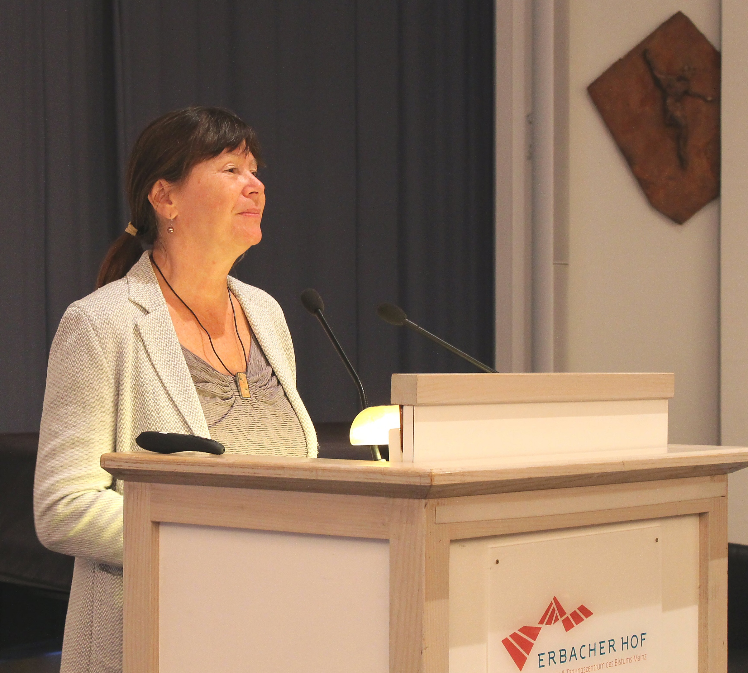 Mainz, 25. Oktober 2016: Die rheinland-pfälzische Umweltministerin Ulrike Höfken würdigte die ökumenische Predigthilfe 'Nachhaltig predigen'.