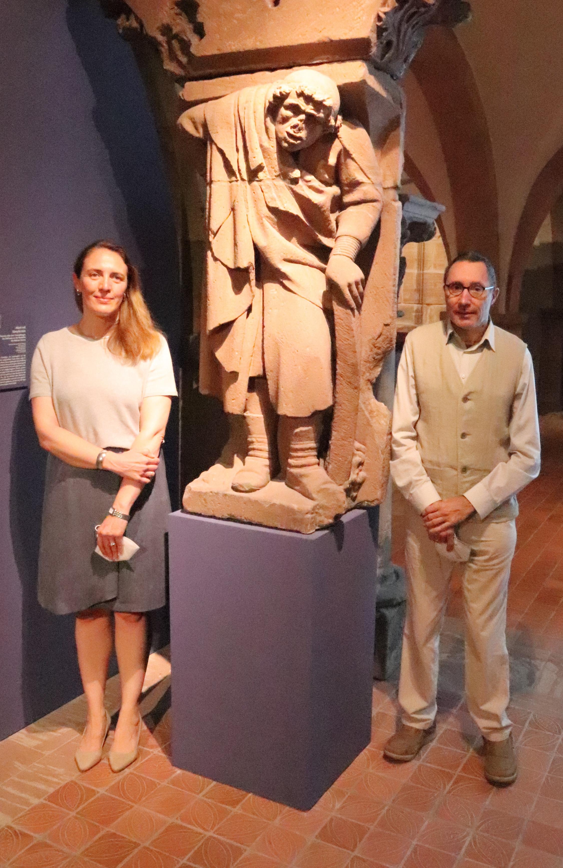 Diana Ecker und Dr. Winfried Wilhelmy neben der Skulptur des Naumburger Meisters