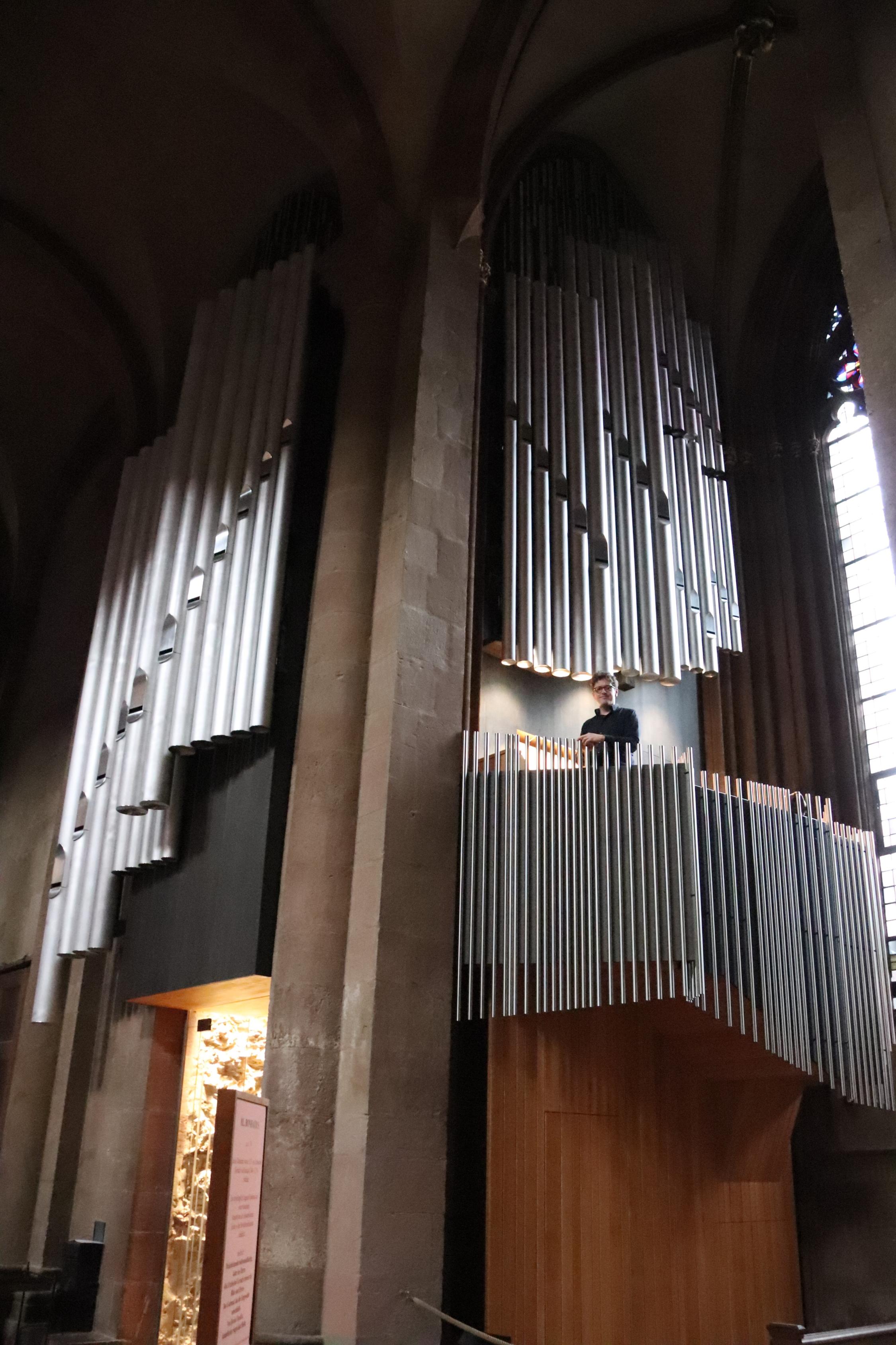 Der erste Teilabschnitt der neuen Mainzer Domorgel. Oben im Bild: Domorganist Professor Daniel Beckmann