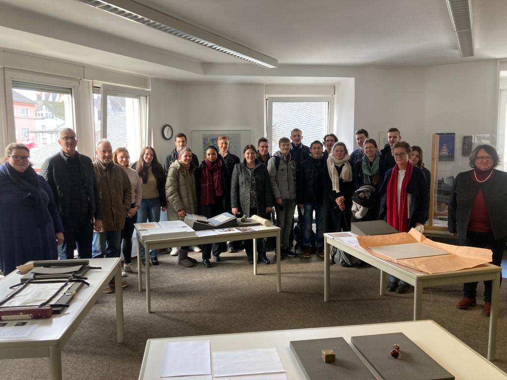 Professorin Gallion (Mitte) und 21 Studierende waren im Mainzer Dom- und Diözesanarchiv zu Gast. (c) Foto: Bistum Mainz/Diözesanarchiv
