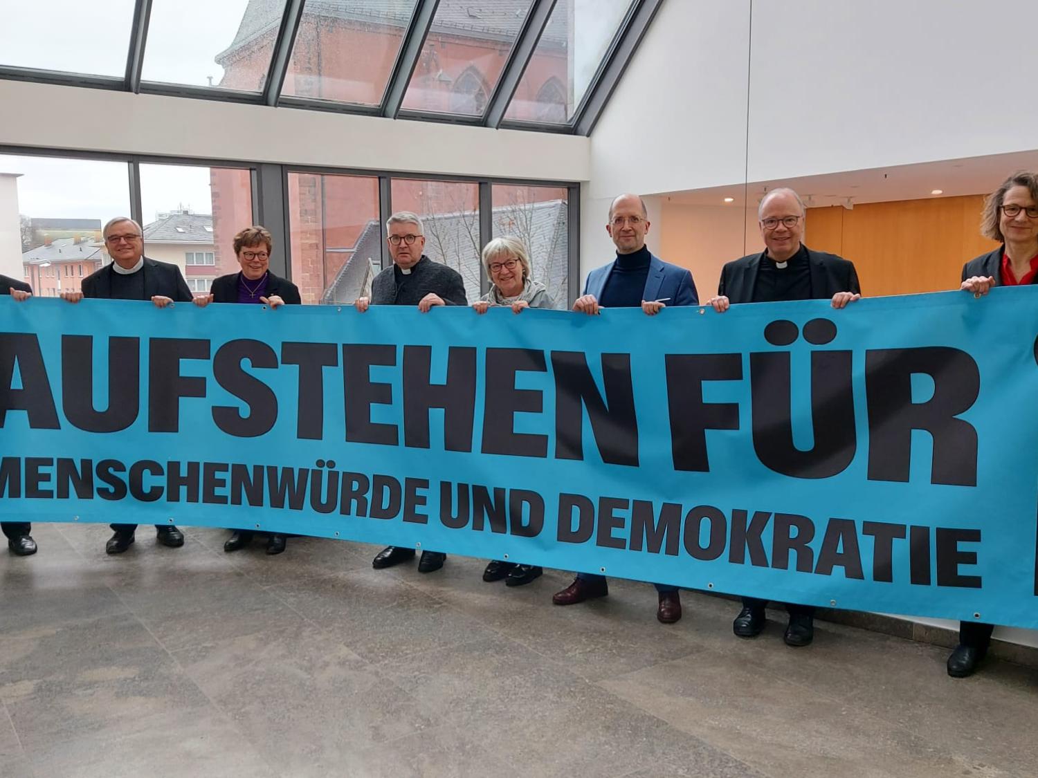 Mit der gemeinsamen Kampagne „Aufstehen für …“ setzen die Kirchen in Rheinland-Pfalz und Hessen ein starkes Zeichen für Demokratie, Menschenwürde, Vielfalt und gesellschaftlichen Zusammenhalt.