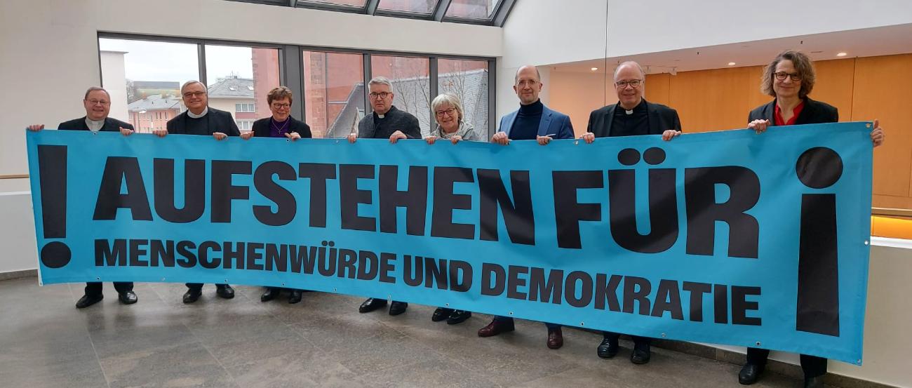Mit der gemeinsamen Kampagne „Aufstehen für …“ setzen die Kirchen in Rheinland-Pfalz und Hessen ein starkes Zeichen für Demokratie, Menschenwürde, Vielfalt und gesellschaftlichen Zusammenhalt.