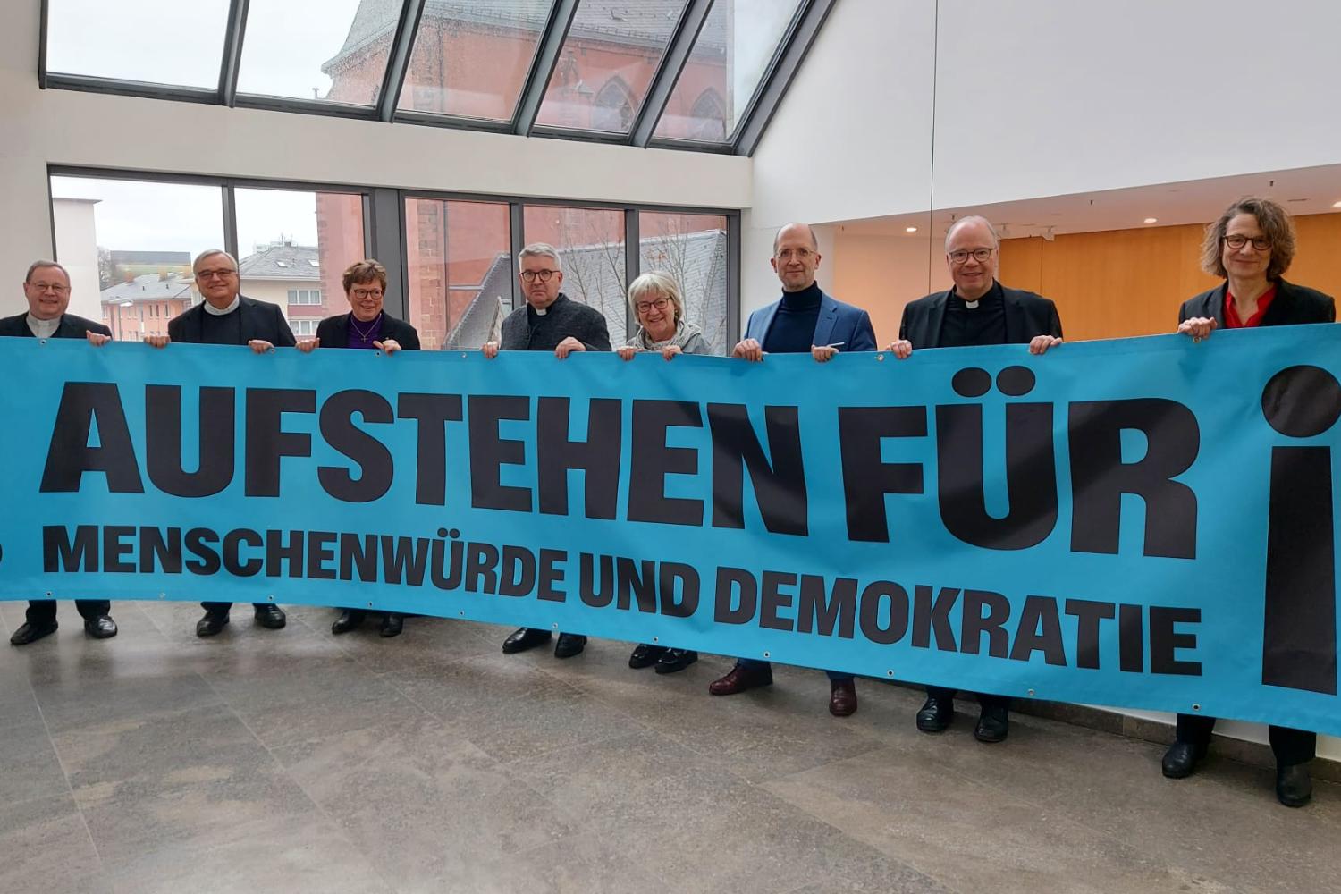 Mit der gemeinsamen Kampagne „Aufstehen für …“ setzen die Kirchen in Rheinland-Pfalz und Hessen ein starkes Zeichen für Demokratie, Menschenwürde, Vielfalt und gesellschaftlichen Zusammenhalt.