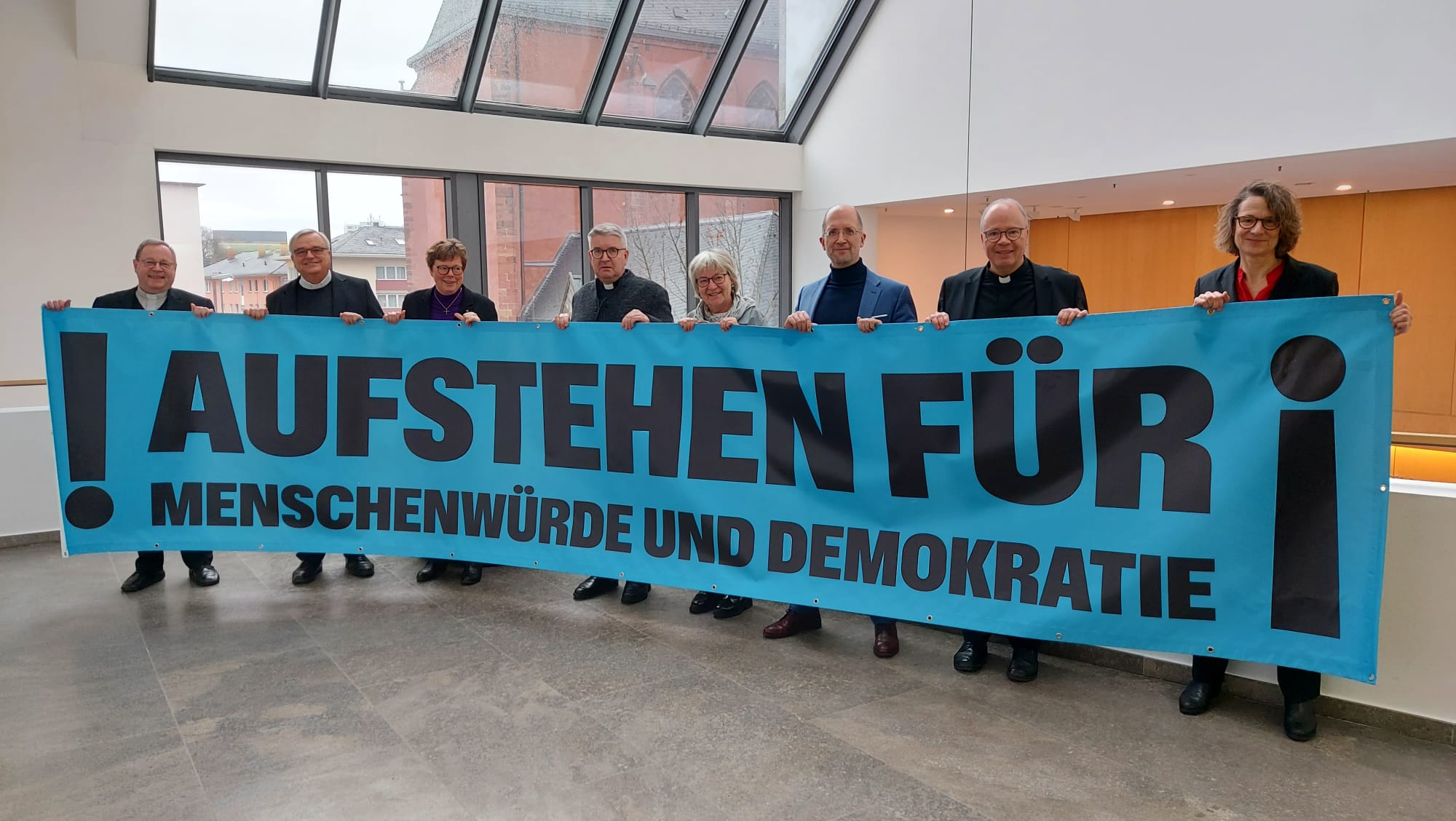 Mit der gemeinsamen Kampagne „Aufstehen für …“ setzen die Kirchen in Rheinland-Pfalz und Hessen ein starkes Zeichen für Demokratie, Menschenwürde, Vielfalt und gesellschaftlichen Zusammenhalt. (c) Bistum Limburg