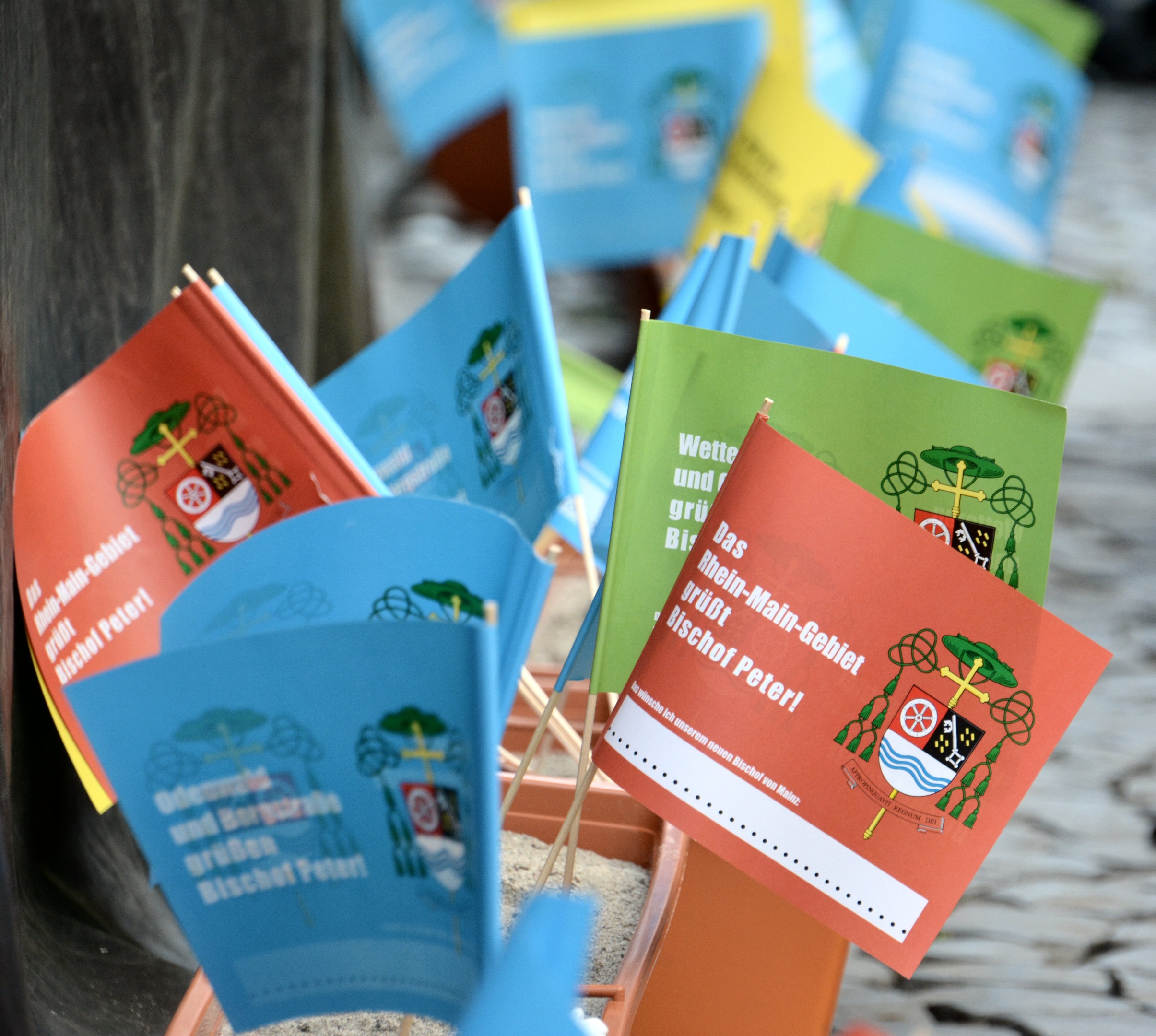 Mainz, 27.8.2017: Bunte Papierfarben standen für die unterschiedlichen Regionen des Bistums Mainz.