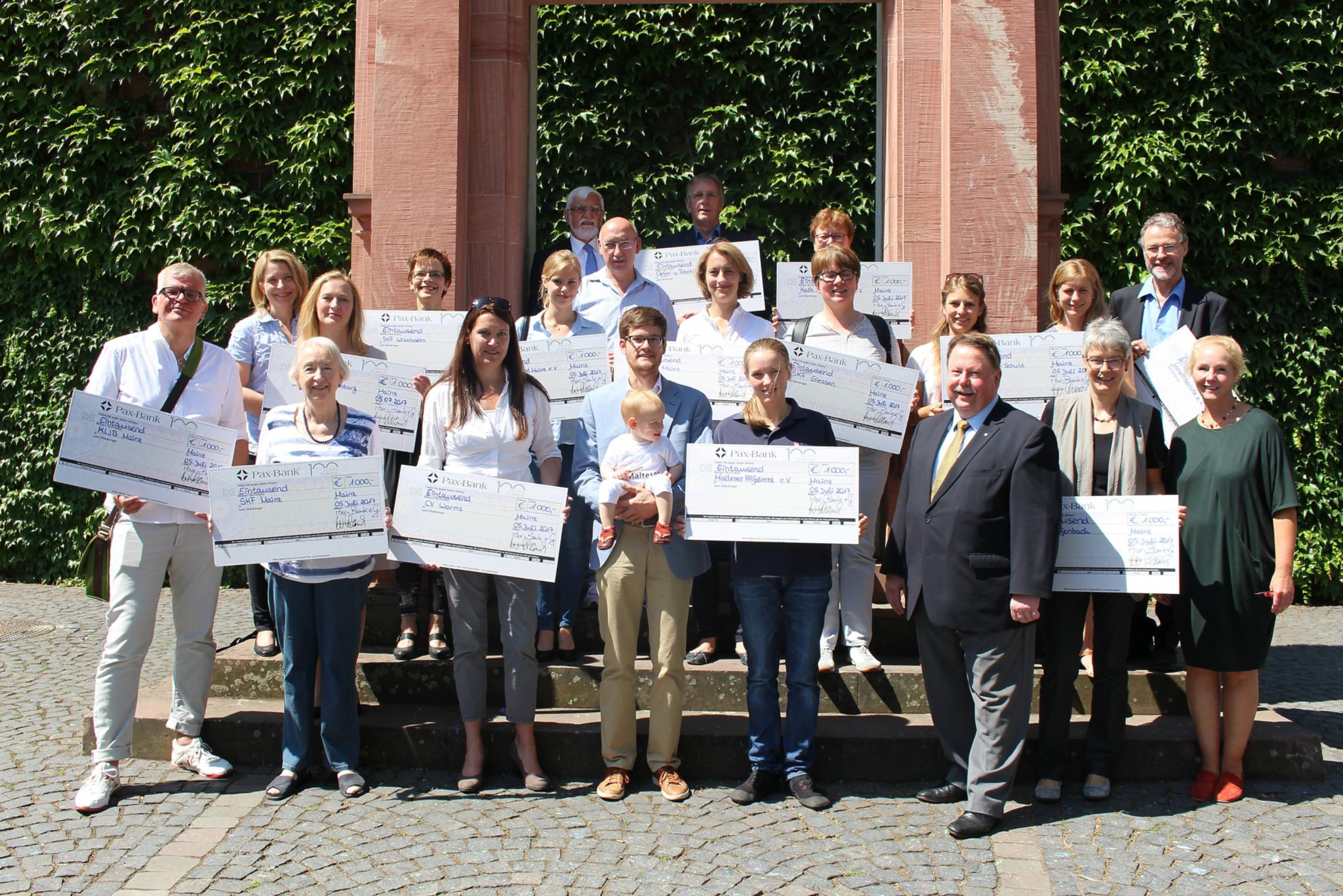 Mainz, 5. Juli 2017: 15 Einrichtungen aus den Bistümern Mainz und Limburg haben jeweils 1.000 Euro aus der Jubiläums-Spendenaktion der Pax Bank erhalten.