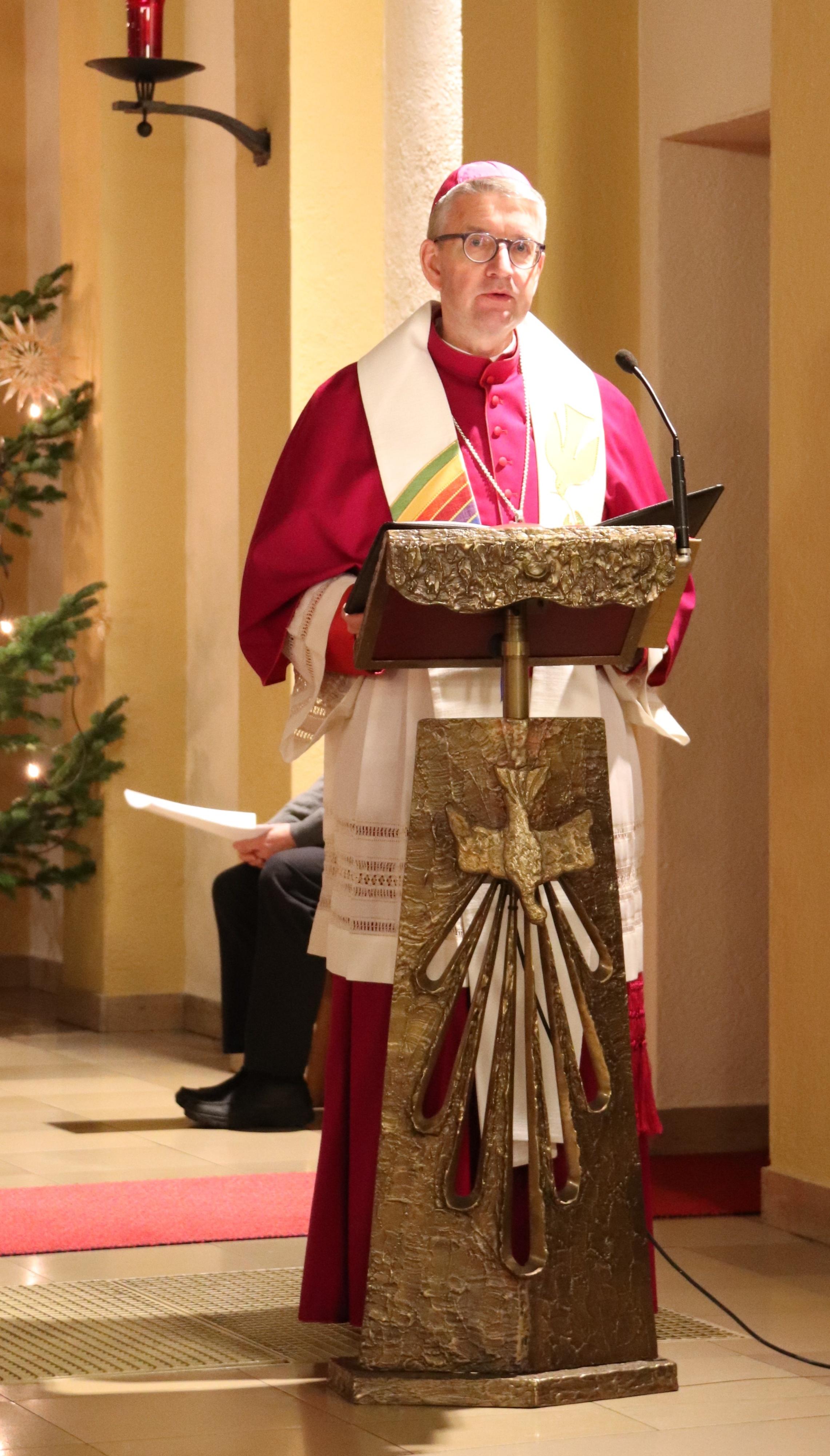 Bischof Peter Kohlgraf bei seiner Predigt zum Weltfriedenstag in der St. Walburga-Kirche in Groß-Gerau
