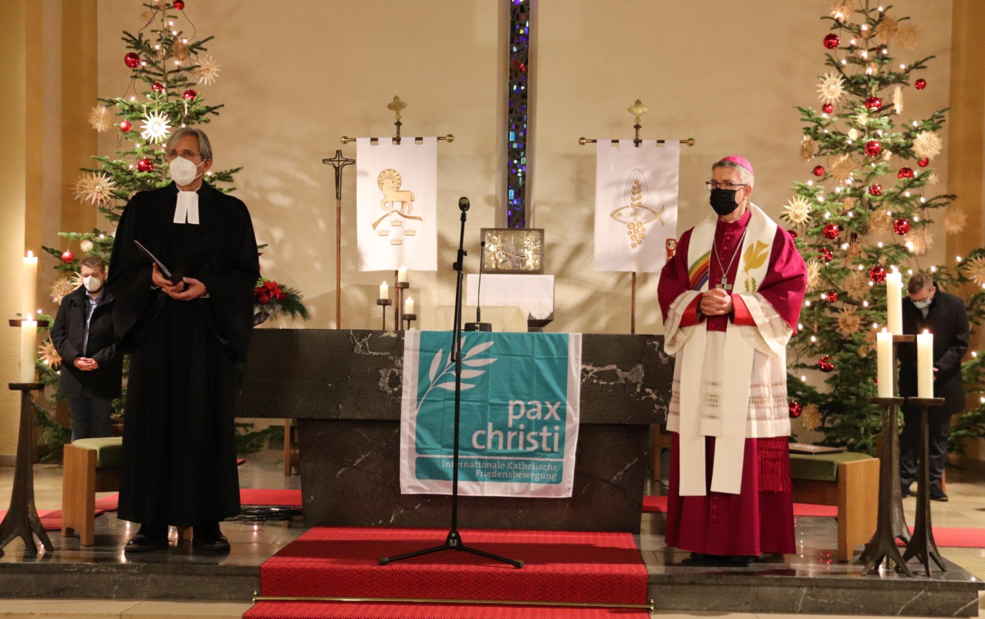 Pfarrer Wolfgang Prawitz und Bischof Peter Kohlgraf beim Gottesdienst zum Weltfriedenstag 2022 in Groß-Gerau (c) Bistum Mainz/Hoffmann