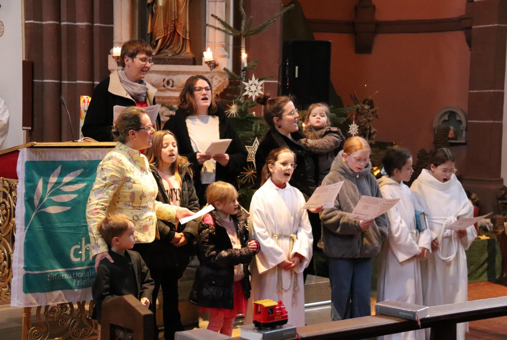 Begleitet wurde der pax christi-Gottesdienst anlässlich des Weltfriedenstages 2025 in Wöllstein von einem Kinderchor (c) Bistum Mainz/Hoffmann