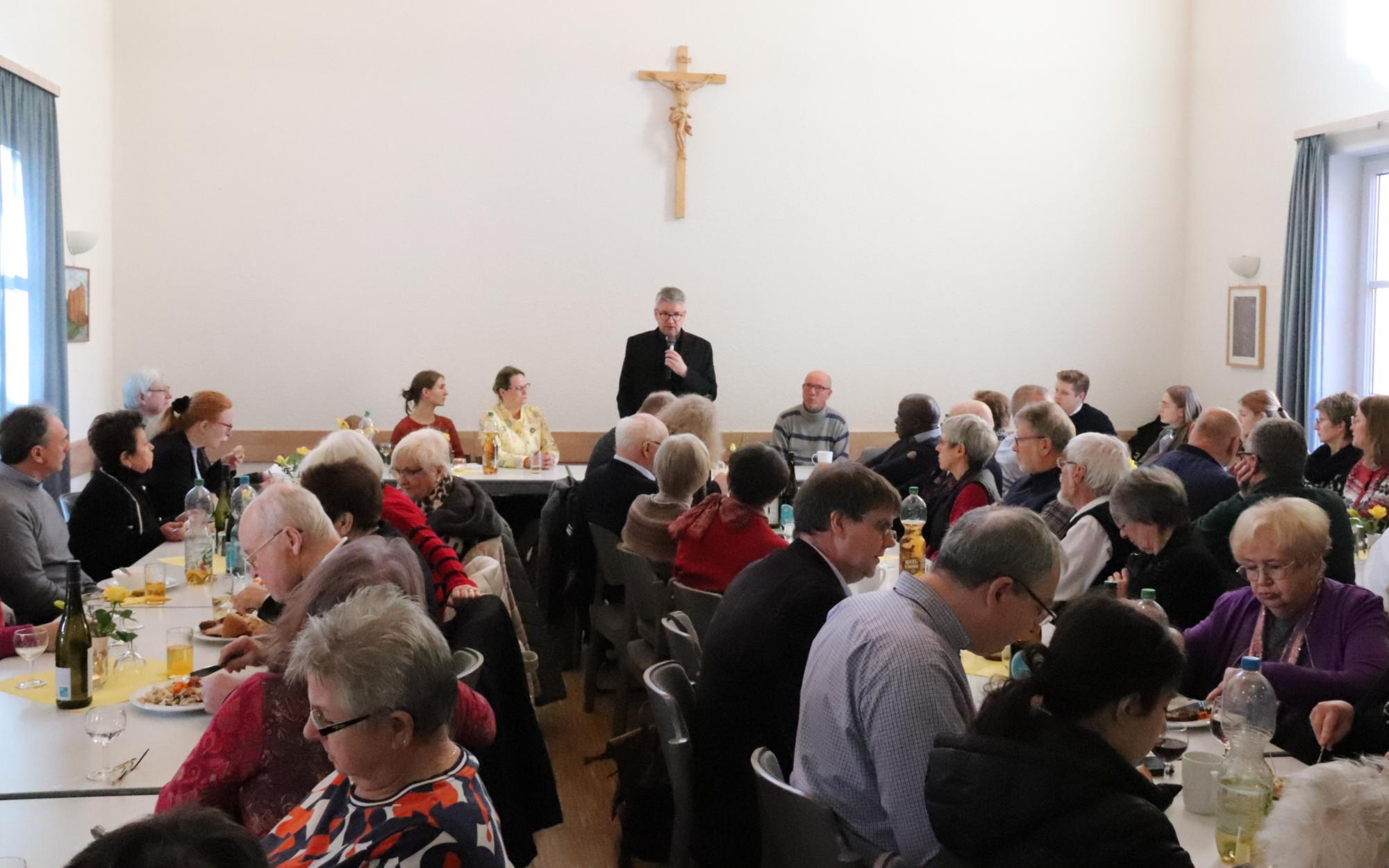 Nach dem Gottesdienst traf sich die Gemeinde zu einer Diskussionsrunde im Remigiusheim (c) Bistum Mainz/Hoffmann