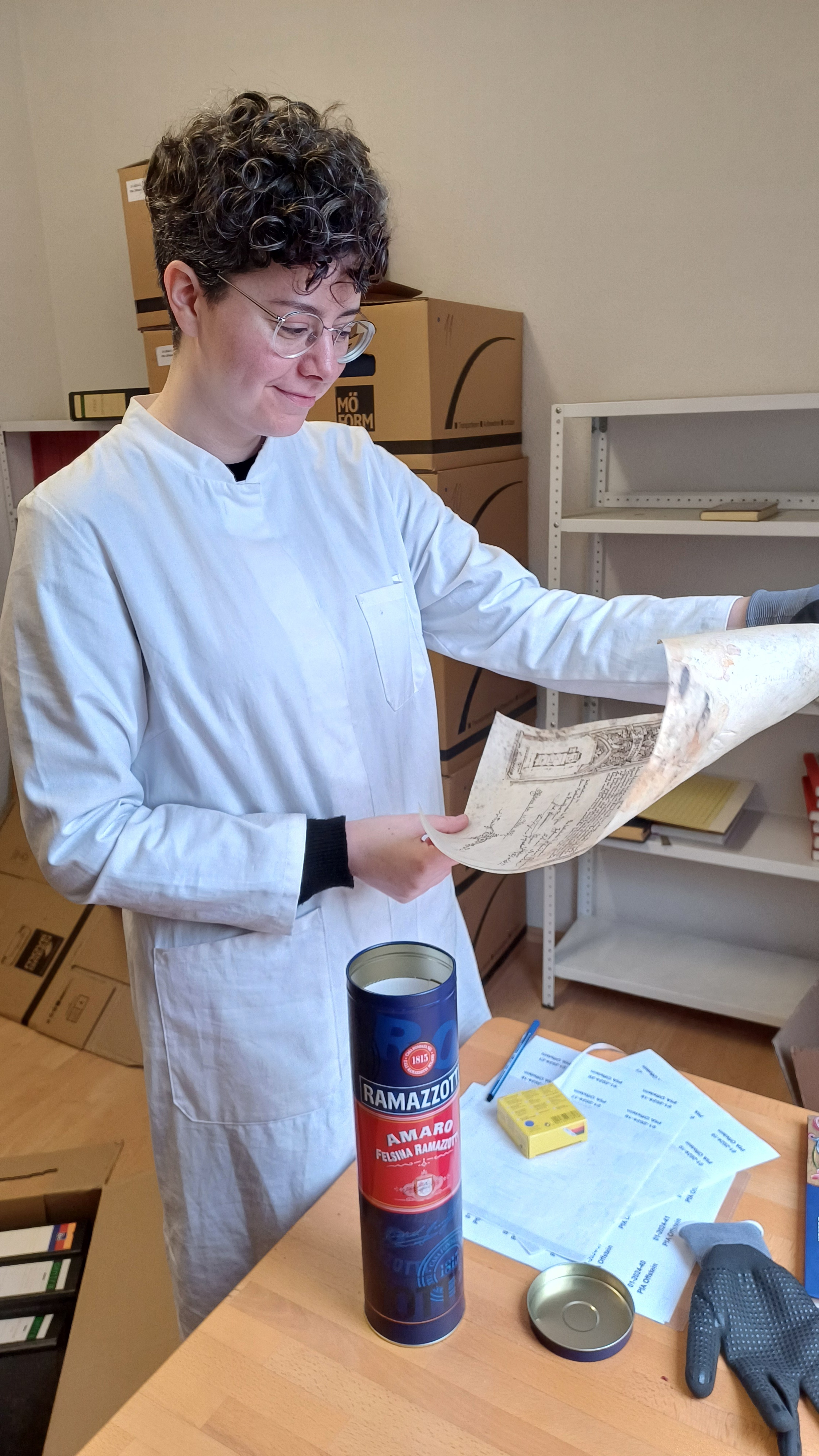 Eva Grabietz bei der Entdeckung einer ungewöhnlich verstauten Urkunde in Offstein