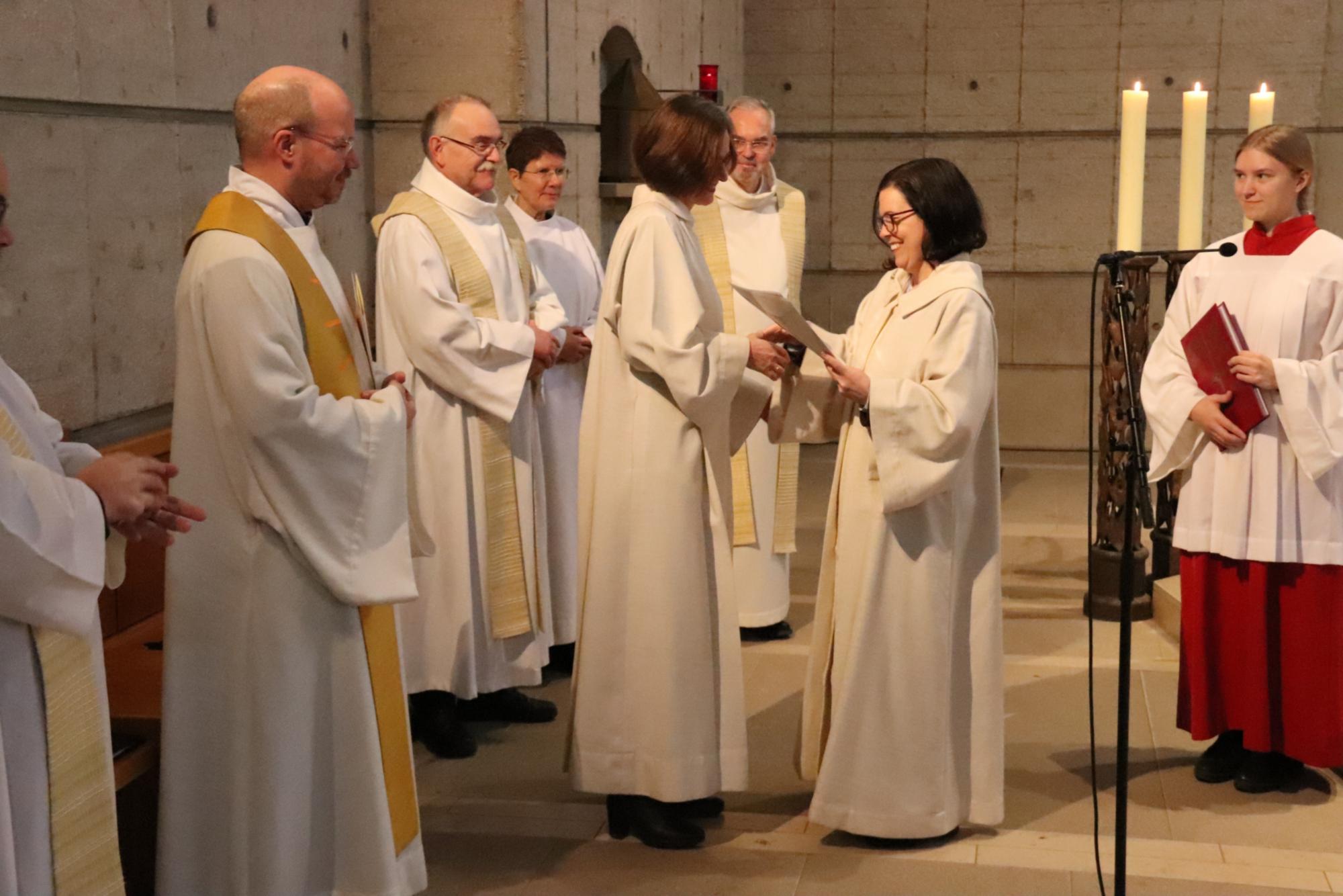 Die Bevollmächtigte des Generalvikars, Ordinariatsdirektorin Stephanie Rieth, überreicht Pastoralreferentin Dunja Puschmann ihr Dekret