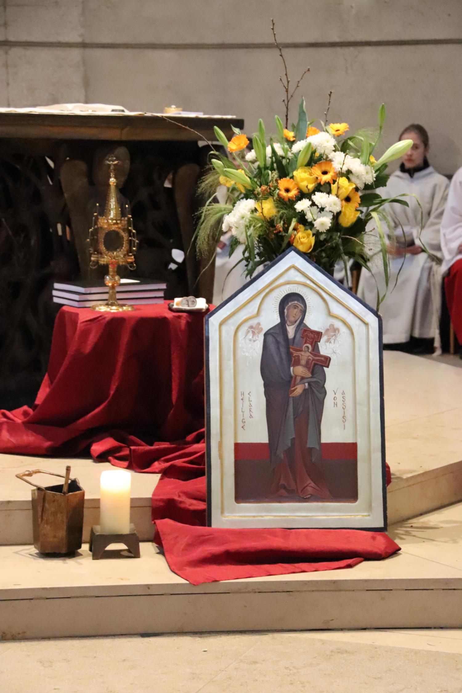 Die Ikone der heiligen Clara und die Monstranz, um die es in der Predigt ging (c) Bistum Mainz/Hoffmann