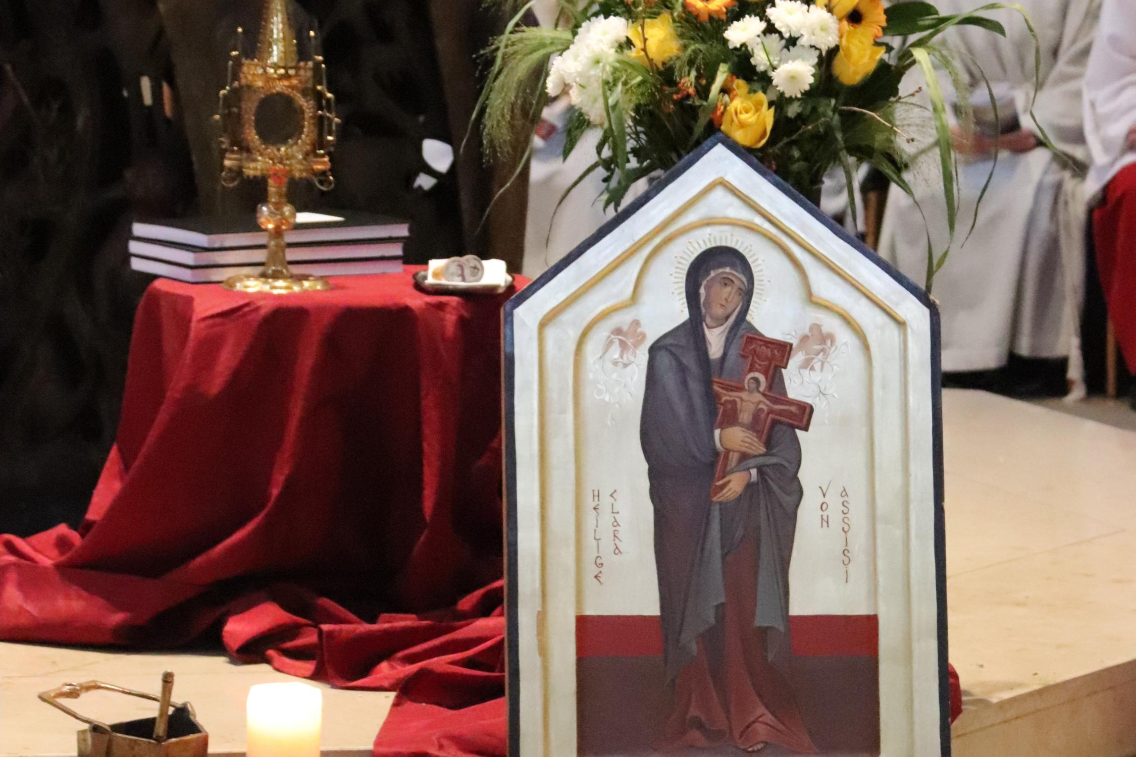 Die Ikone der heiligen Clara und die Monstranz, um die es in der Predigt ging