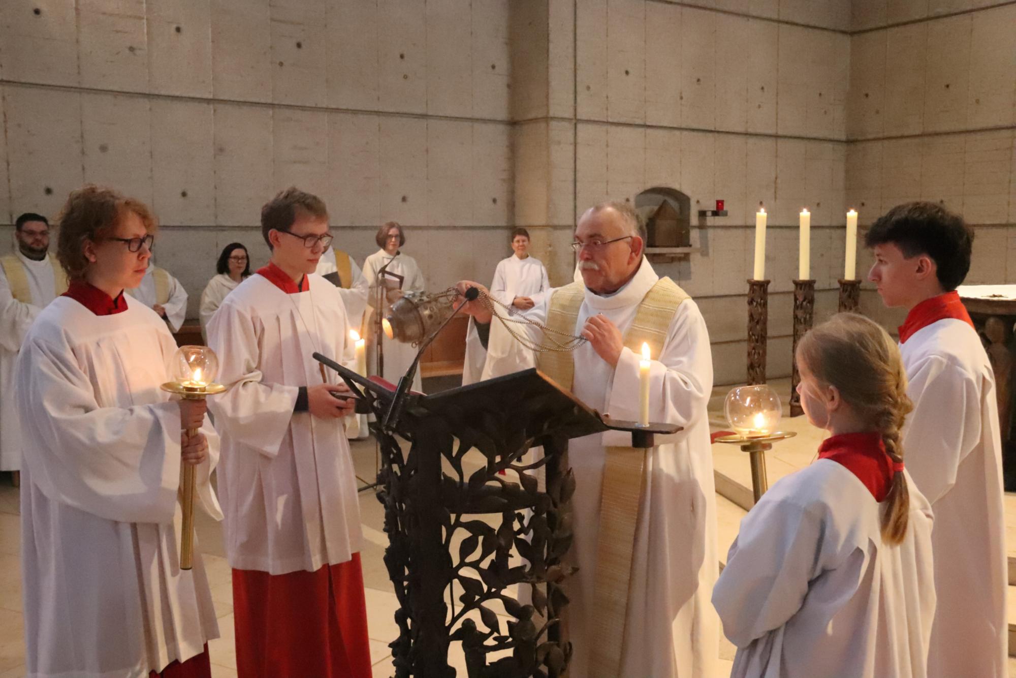 Pfarrvikar Pfarrer Markus Kölzer liest das Evangelium (c) Bistum Mainz/Hoffmann
