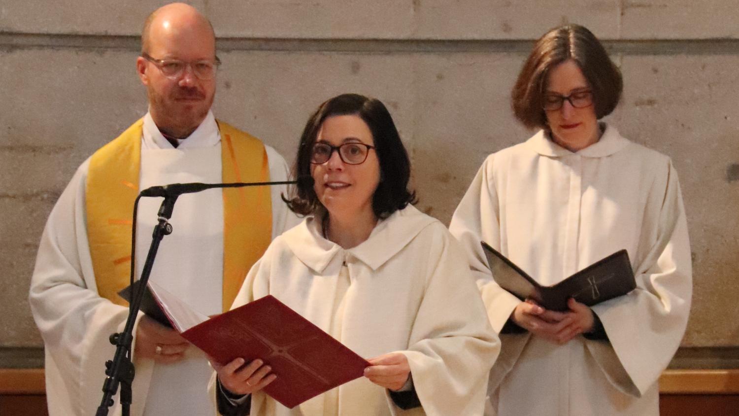 Die Bevollmächtigte des Generalvikars, Ordinariatsdirektorin Stephanie Rieth (Mitte), im Gottesdienst zur Pfarreigründung St. Clara in Mainz. Links von ihr: Pfarrer Ignatius Löckemann, rechts von ihr: Koordinatorin Dunja Puschmann (c) Bistum Mainz/Hoffmann