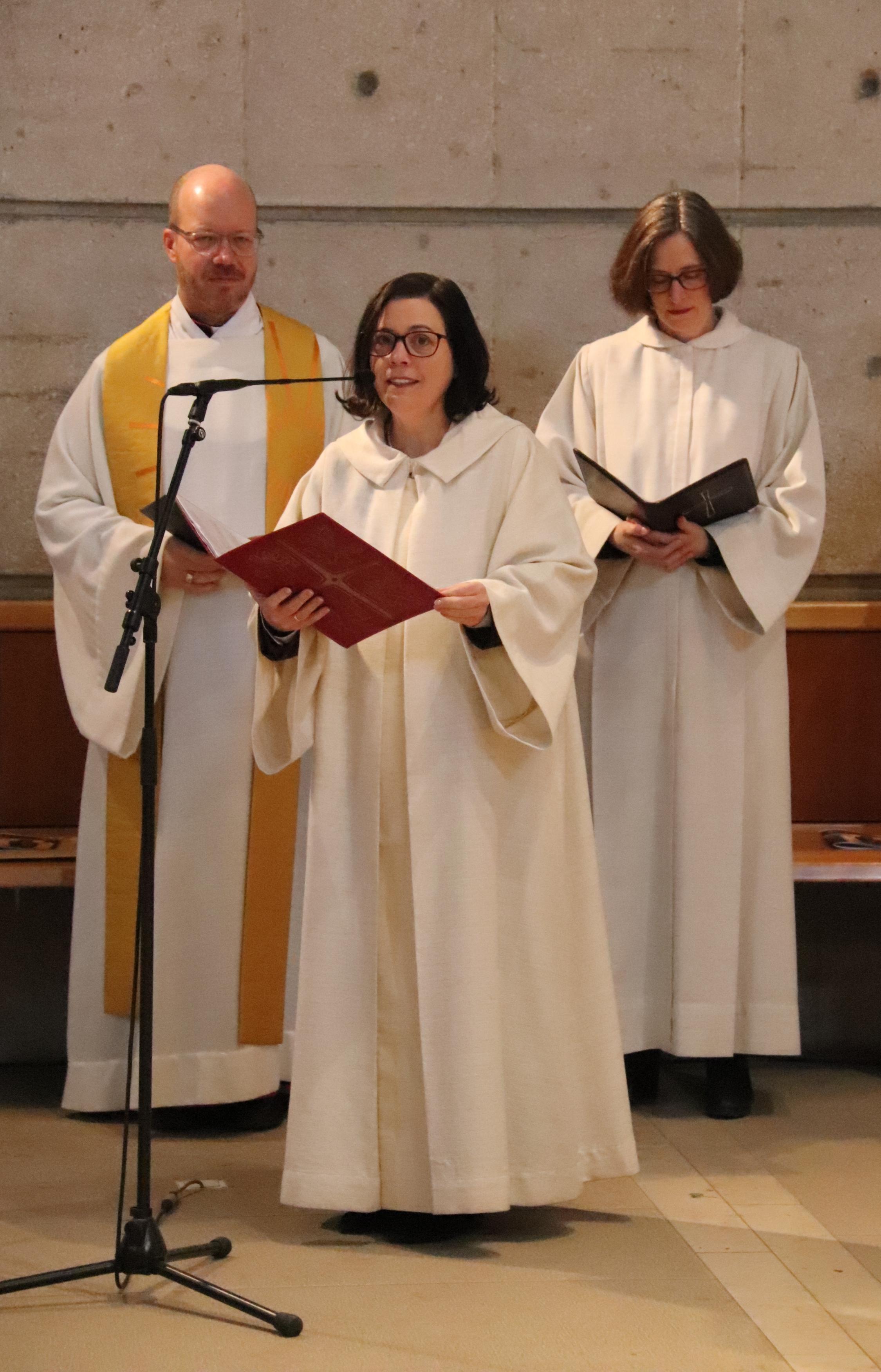 Die Bevollmächtigte des Generalvikars, Ordinariatsdirektorin Stephanie Rieth (Mitte), im Gottesdienst zur Pfarreigründung St. Clara in Mainz. Links von ihr: Pfarrer Ignatius Löckemann, rechts von ihr: Koordinatorin Dunja Puschmann