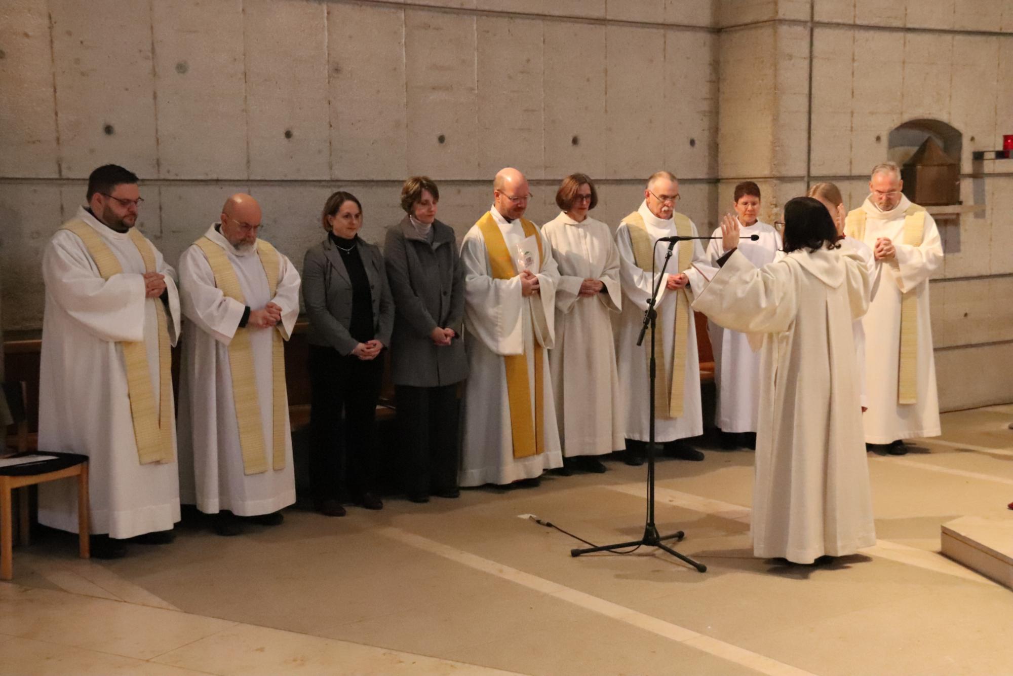 Die Bevollmächtigte des Generalvikars, Ordinariatsdirektorin Stephanie Rieth, segnete die Hauptamtlichen der neuen Pfarrei St. Clara (c) Bistum Mainz/Hoffmann