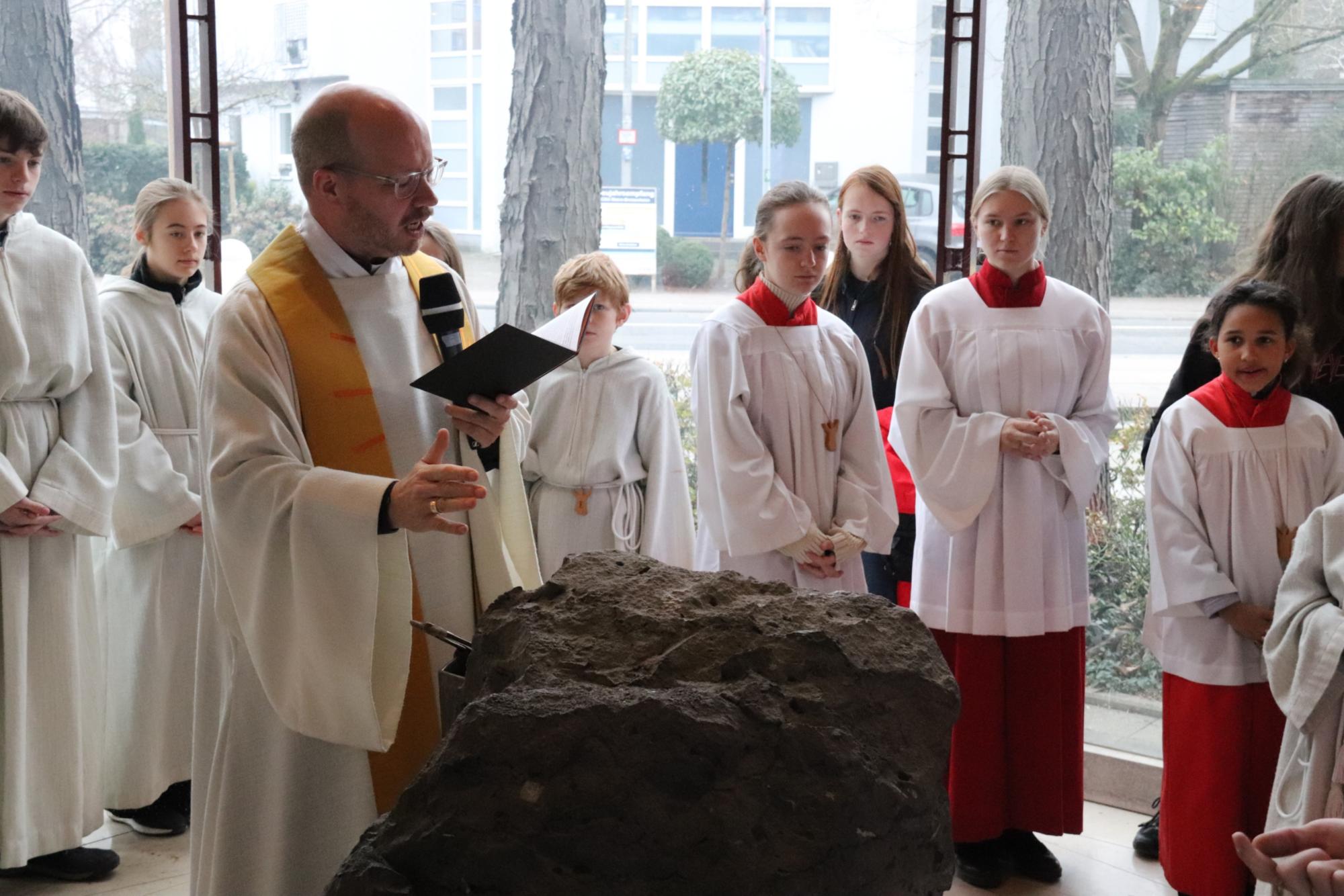 Pfarrer Ignatius Löckemann segnet den Taufbrunnen der Pfarrkirche St. Bernhard (c) Bistum Mainz/Hoffmann