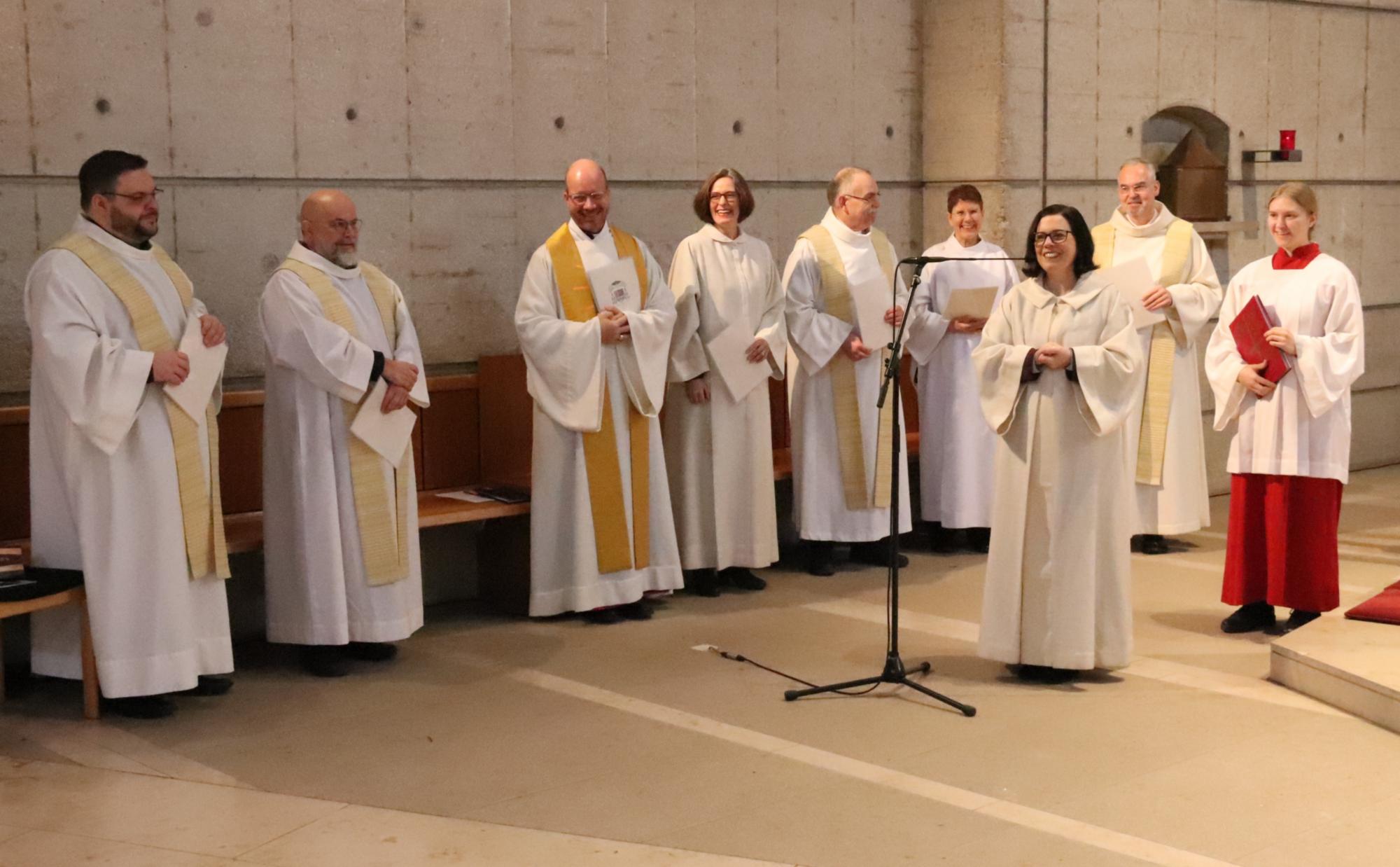Die Bevollmächtigte des Generalvikars, Ordinariatsdirektorin Stephanie Rieth, überreichte den Hauptamtlichen der Pfarrei St. Clara die neuen Dekrete (c) Bistum Mainz/Hoffmann