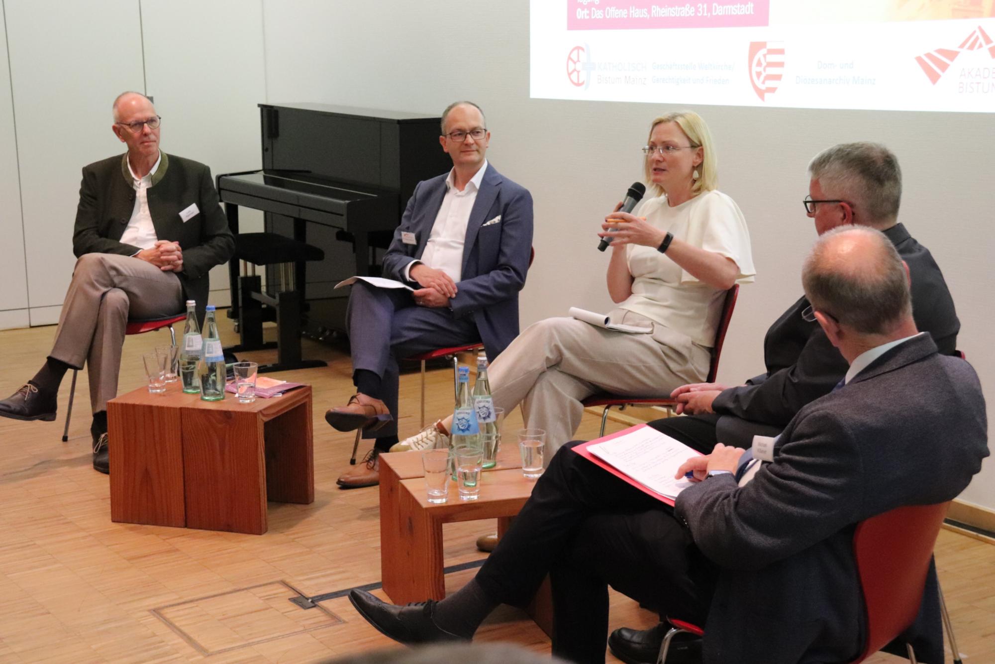 Professorin Christine Gundermann bei der Podiumsdiskussion „Wie sollen wir uns künftig erinnern?“ in Darmstadt (c) Bistum Mainz/Hoffmann