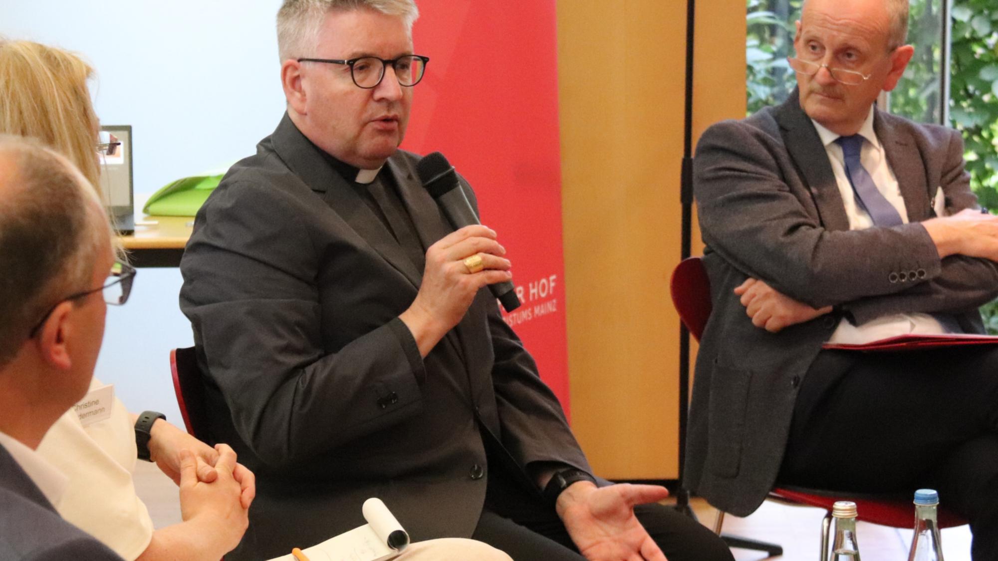 Bischof Peter Kohlgraf beim Podium „Wie sollen wir uns künftig erinnern?“ in Darmstadt