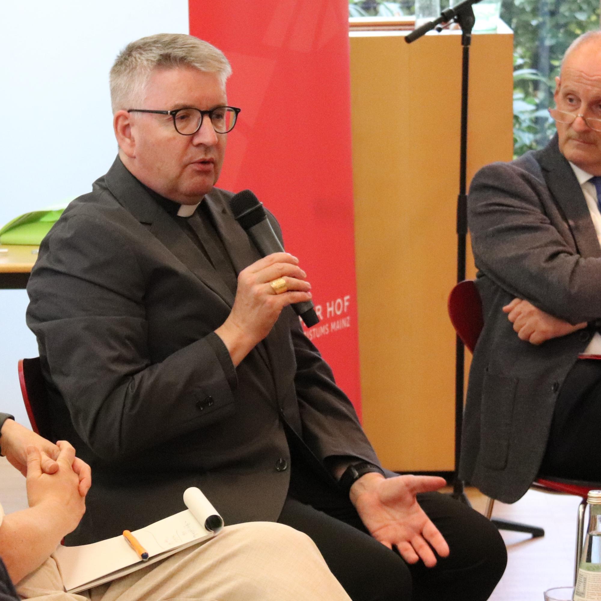 Bischof Peter Kohlgraf beim Podium „Wie sollen wir uns künftig erinnern?“ in Darmstadt