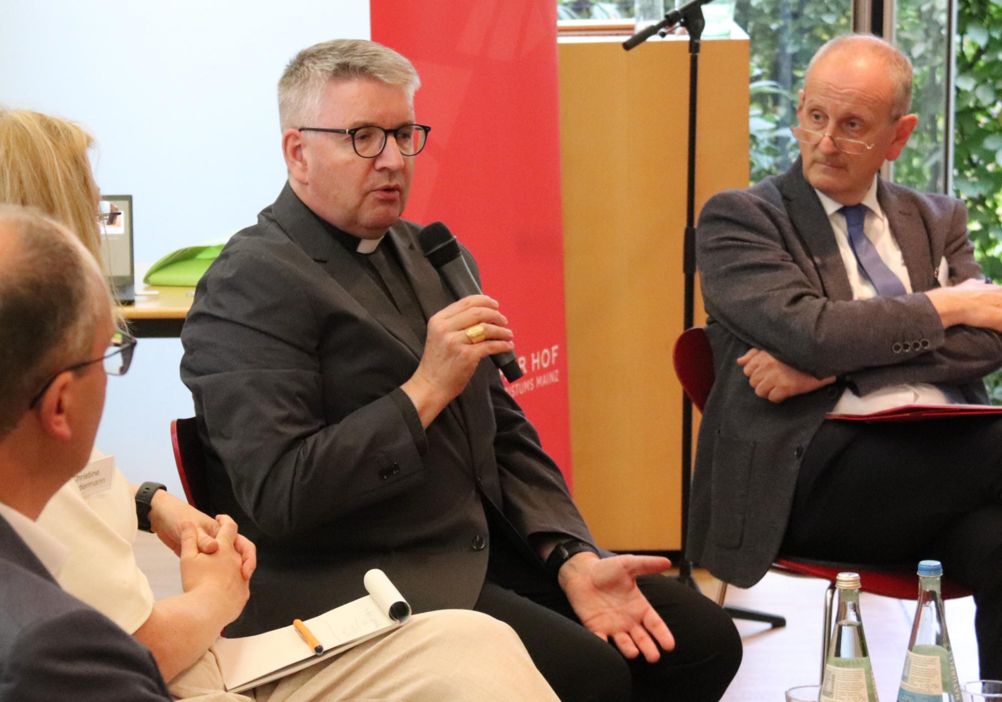 Bischof Peter Kohlgraf beim Podium „Wie sollen wir uns künftig erinnern?“ in Darmstadt (c) Bistum Mainz/Hoffmann