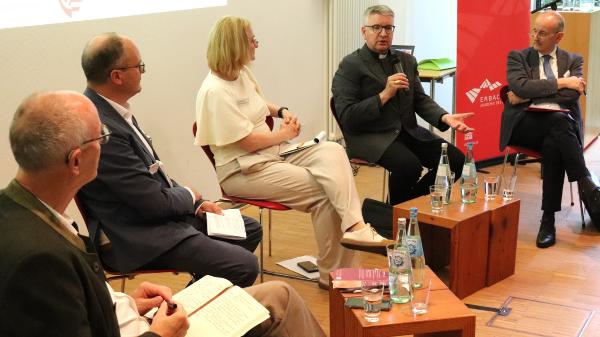 Podium „Wie sollen wir uns künftig erinnern?“ in Darmstadt