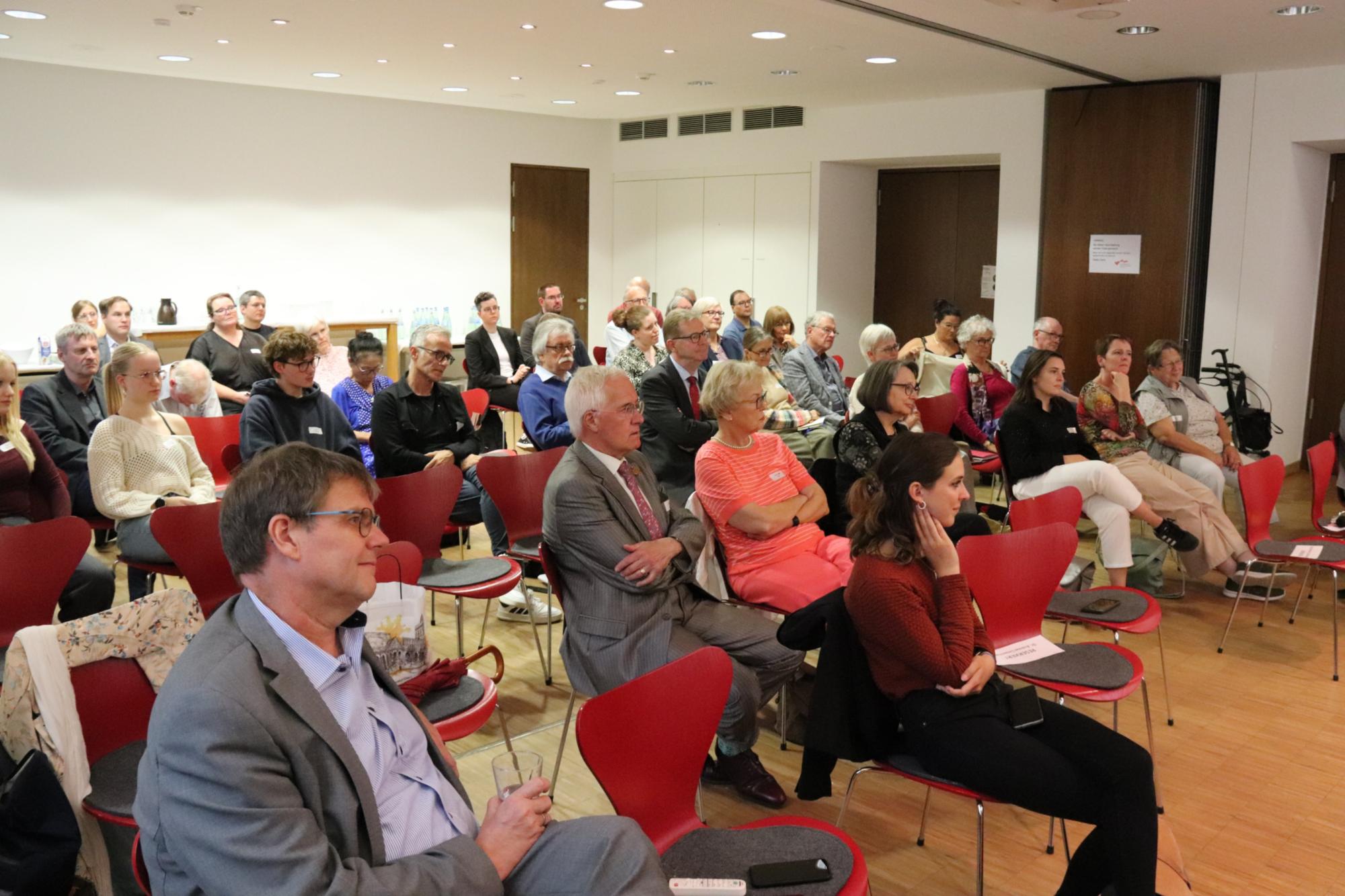 Auditorium der Podiumsdiskussion „Wie sollen wir uns künftig erinnern?“ in Darmstadt (c) Bistum Mainz/Hoffmann