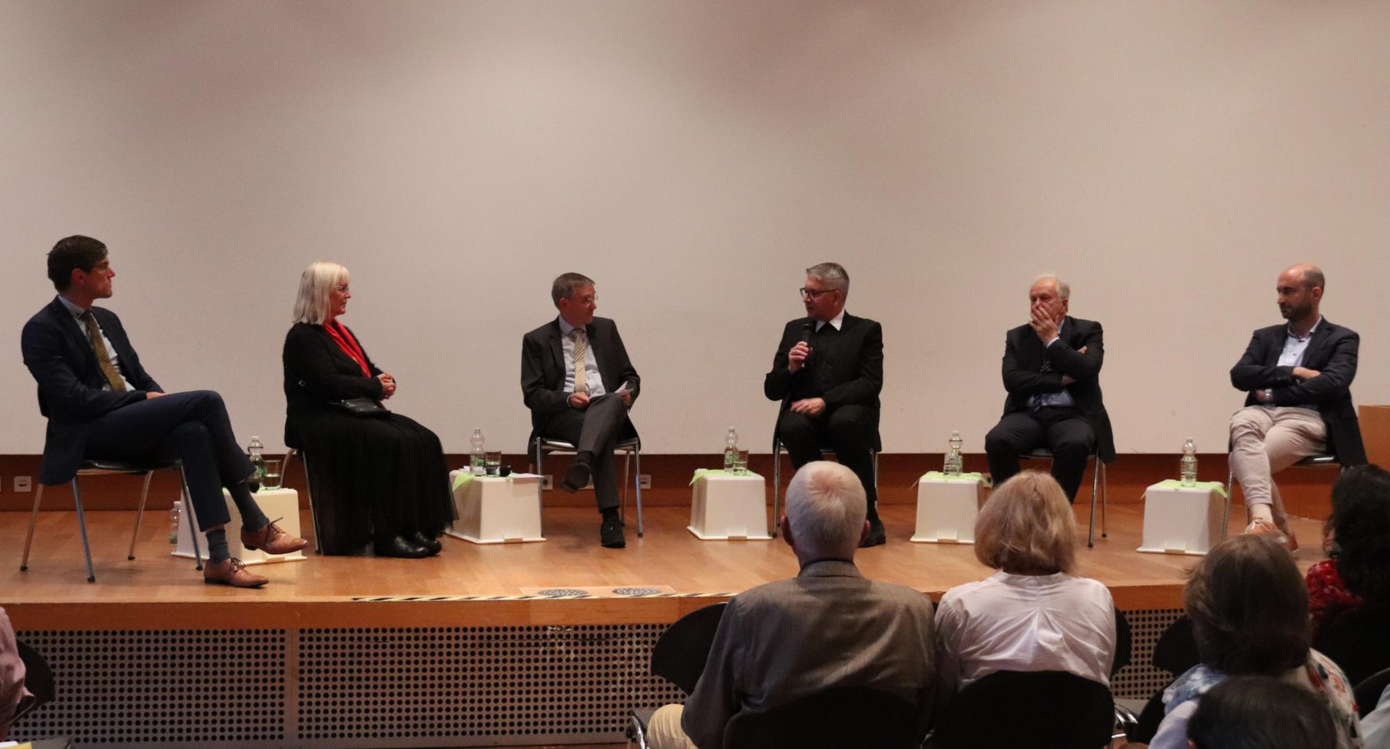 Podiumsdiskussion mit Bischof Peter Kohlgraf im Wiesbadener Roncalli-Haus (c) Bistum Mainz/Hoffmann