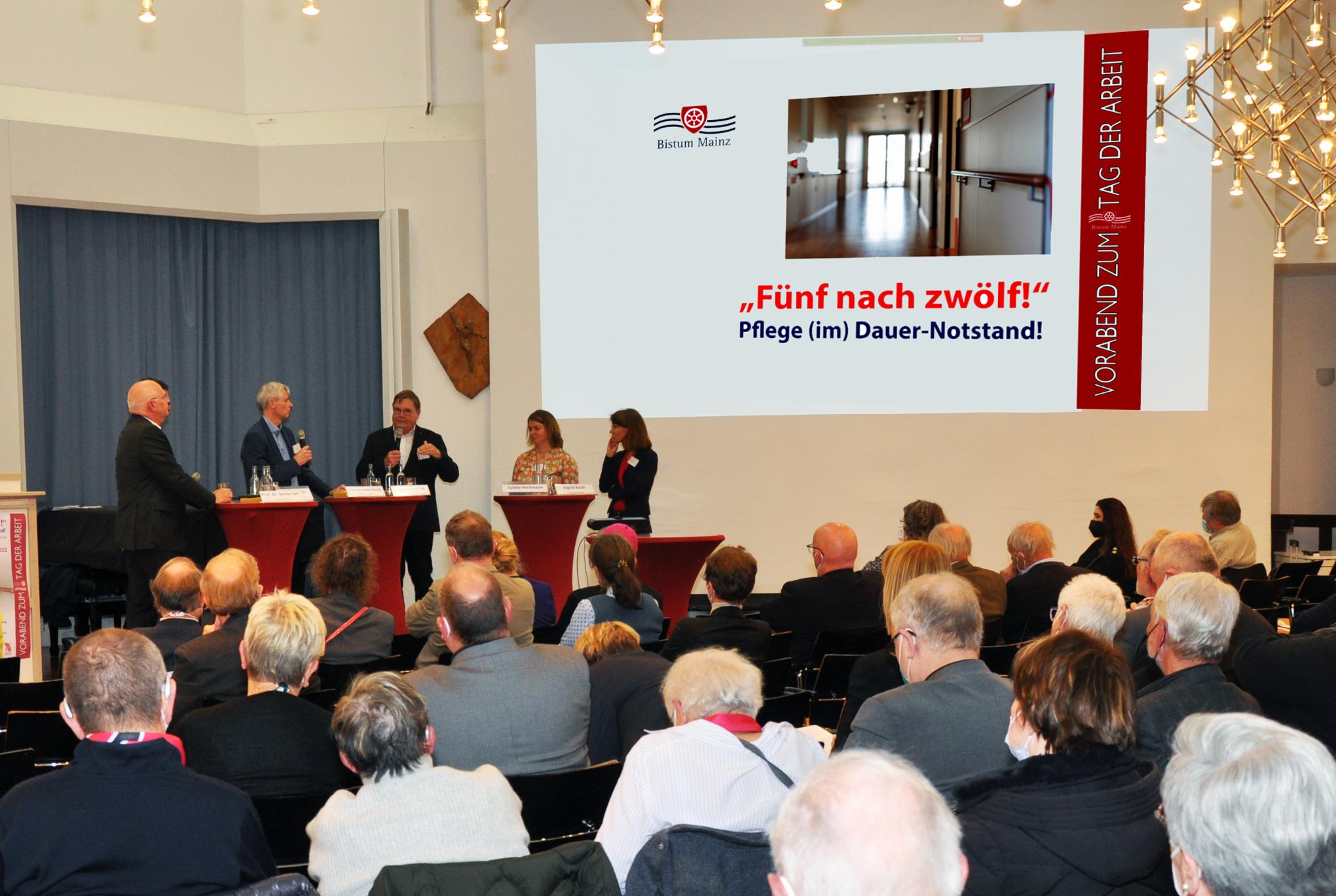 Mainz, 30.4.2022: Auch beim Podiumsgespräch wurden Fragen rund um das Thema Pflege diskutiert.