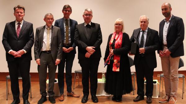 Podiumsdiskussion mit Bischof Peter Kohlgraf (Mitte) im Wiesbadener Roncalli-Haus