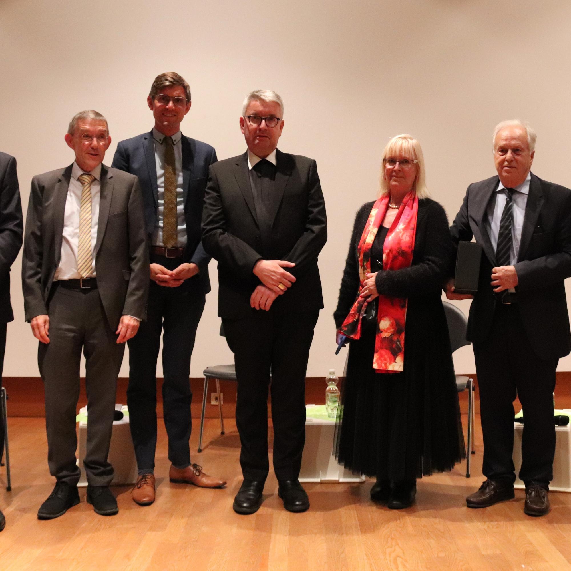 Podiumsdiskussion mit Bischof Peter Kohlgraf (Mitte) im Wiesbadener Roncalli-Haus