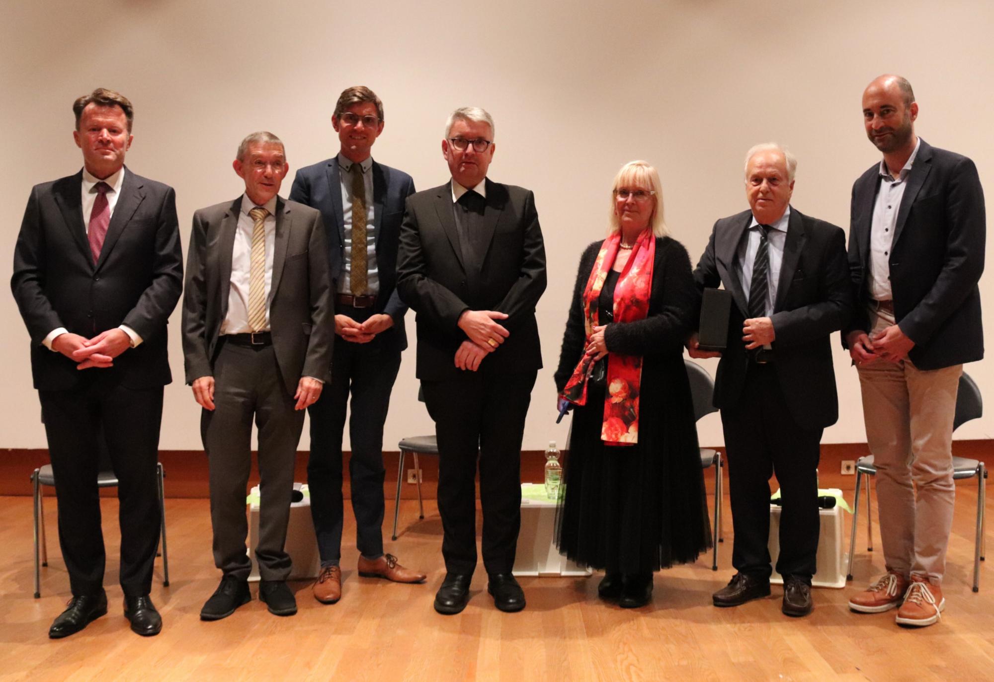 Podiumsdiskussion mit Bischof Peter Kohlgraf (Mitte) im Wiesbadener Roncalli-Haus (c) Bistum Mainz/Hoffmann