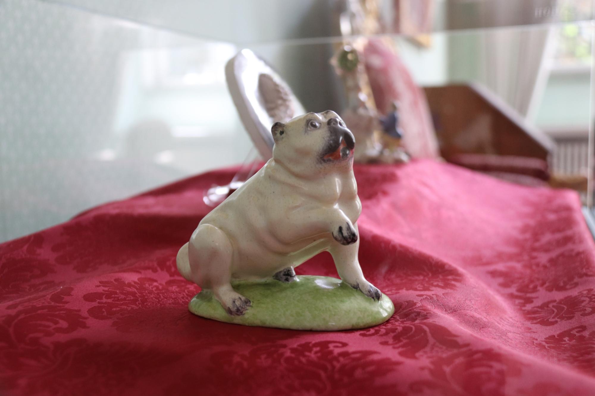 Der Mops, eine der berühmtesten Figuren aus der Porzellanmanufaktur Höchst (c) Bistum Mainz/Hoffmann