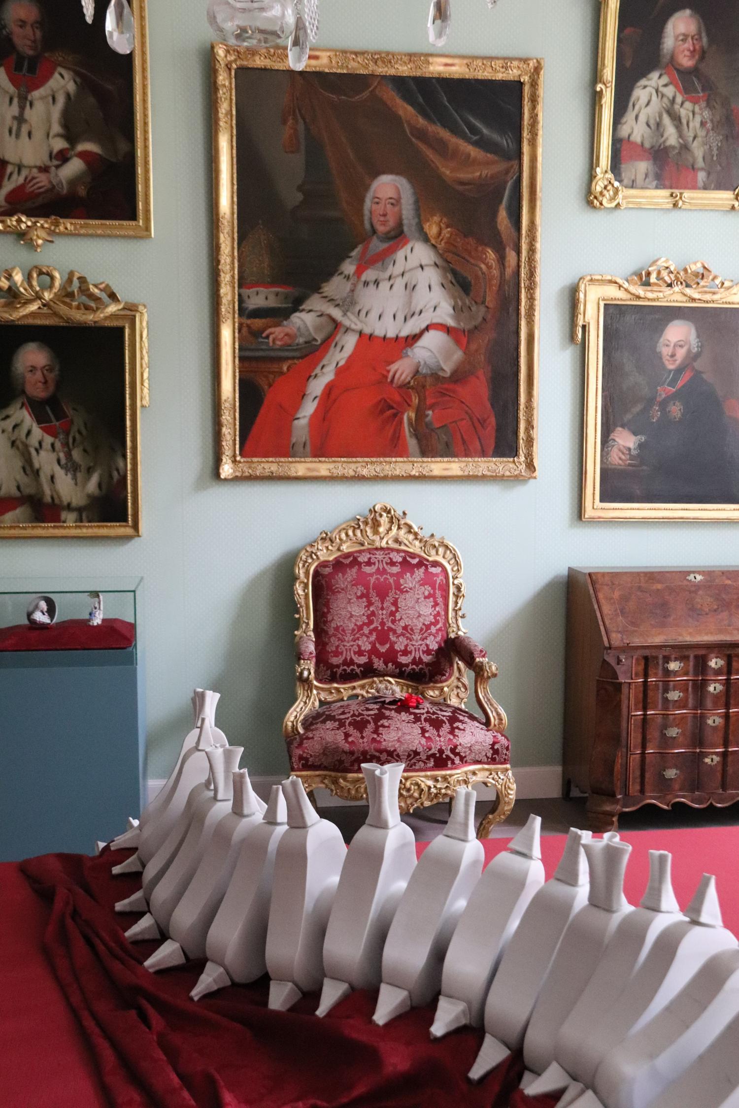 Unter den Augen von Kurfürst Johann Friedrich Karl von Ostein erstreckt sich die Installation 