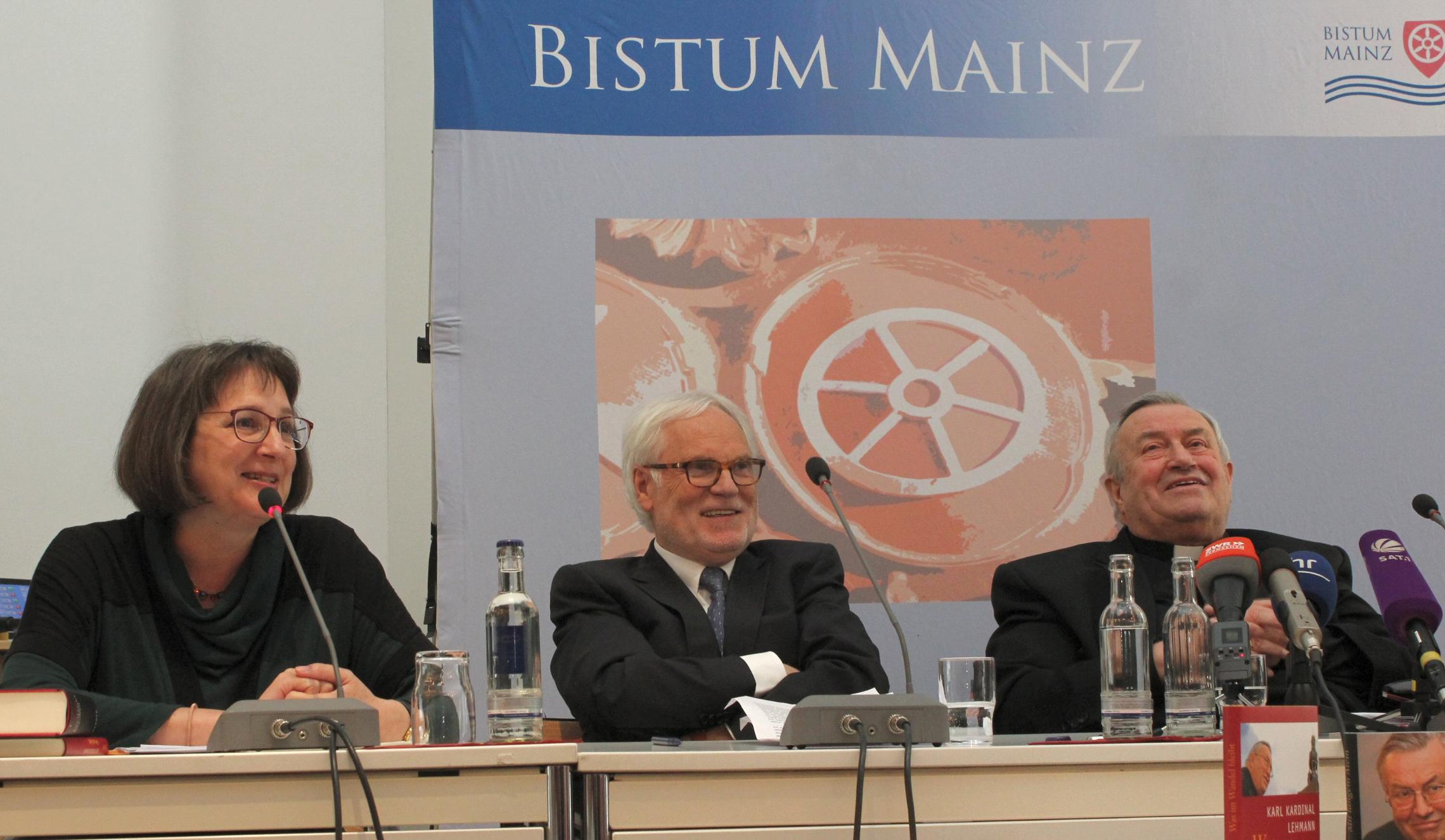 Mainz, 4.5.2016: Kardinal Karl Lehmann (r.) mit Dr. Barbara Nichtweiß und Prof. Markus Schächter