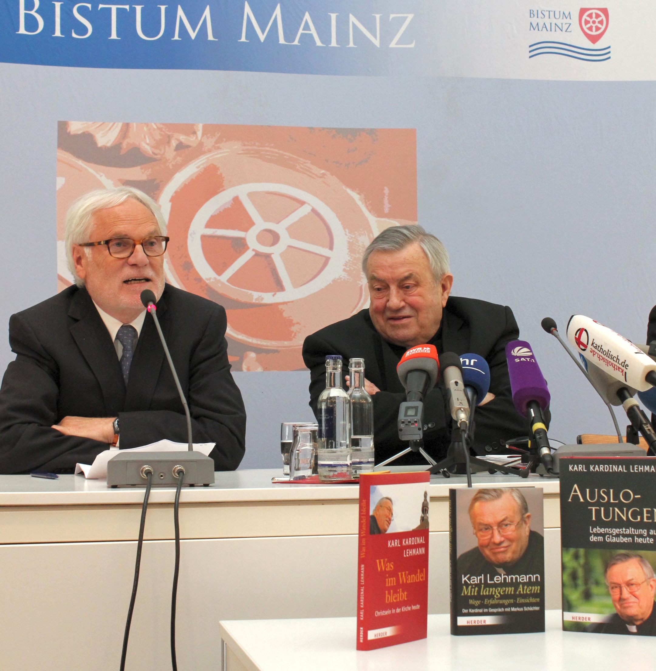 Mainz, 4.5.2016: Der ehemalige ZDF-Intendant, Professor Markus Schächter (l.), hat das Buch 'Mit langem Atem' herausgegeben.