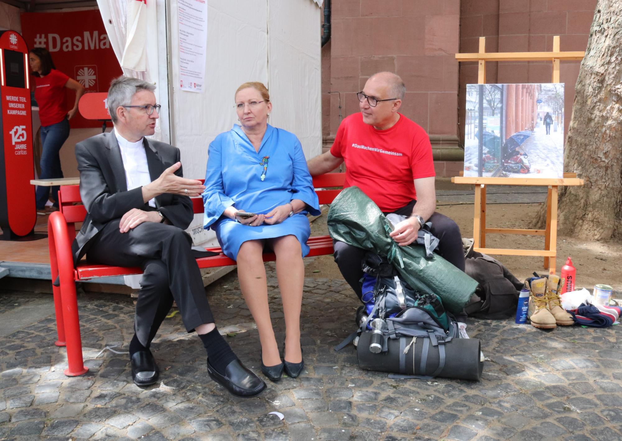 Bischof Peter Kohlgraf (links) zu Besuch am Caritas-Stand auf dem Rheinland-Pfalz-Tag in Mainz. In der Mitte: Regina Freisberg, Direktorin des Mainzer Diözesancaritasverbandes, und Thomas Stadtfeld, Leiter des Mainzer Thaddäusheimes, einer Caritas-Einrichtung für Wohnungslose