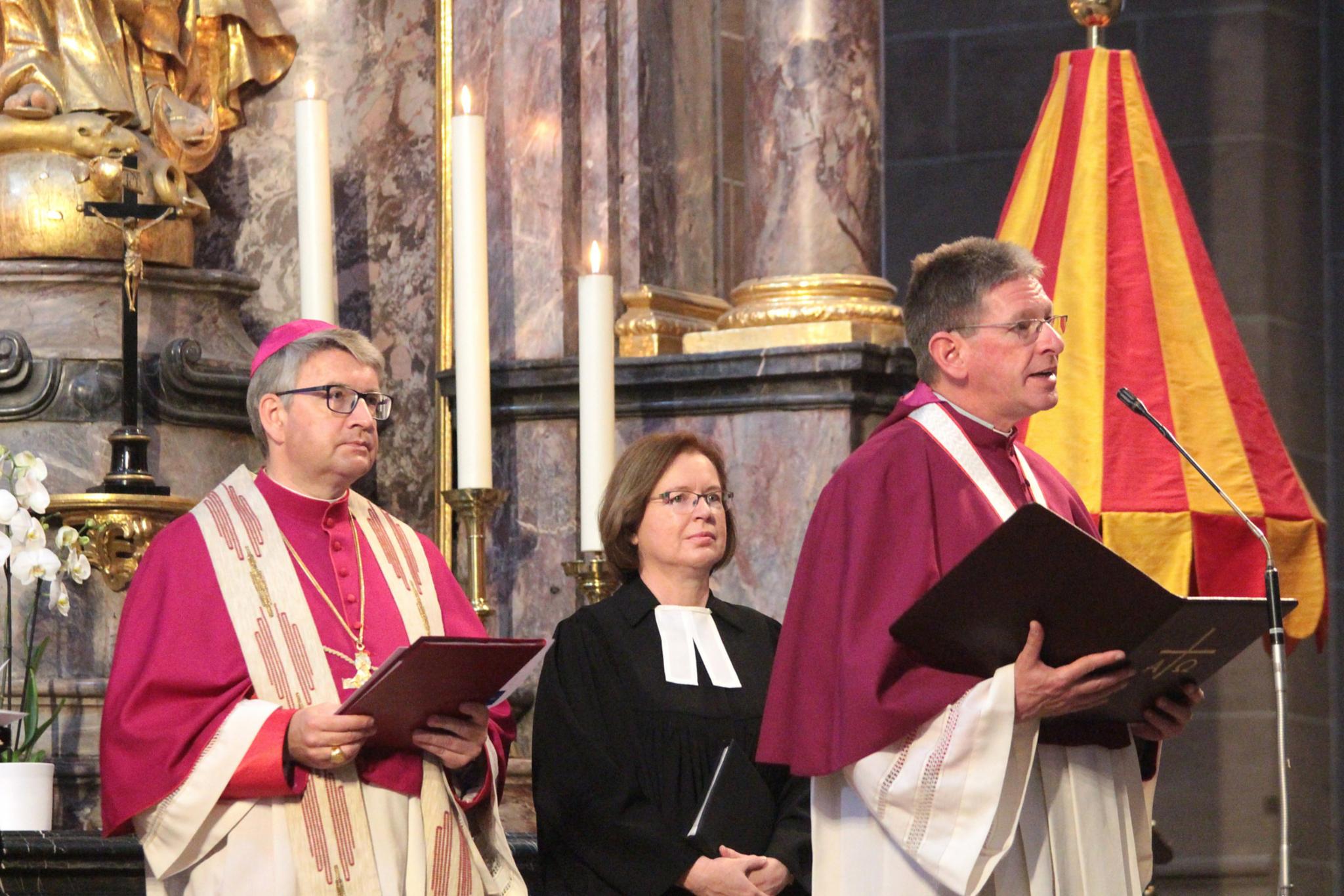 Worms, 2. Juni 2018: Ökumenischer Gottesdienst zum Rheinland-Pfalz-Tag im Wormser Dom mit Bischof Peter Kohlgraf (links) und der stellvertretenden Kirchenpräsidentin der EKHN, Ulrike Scherf; zu Beginn hatte Propst Tobias Schäfer (rechts) die Gäste im Wormser Dom begrüßt.