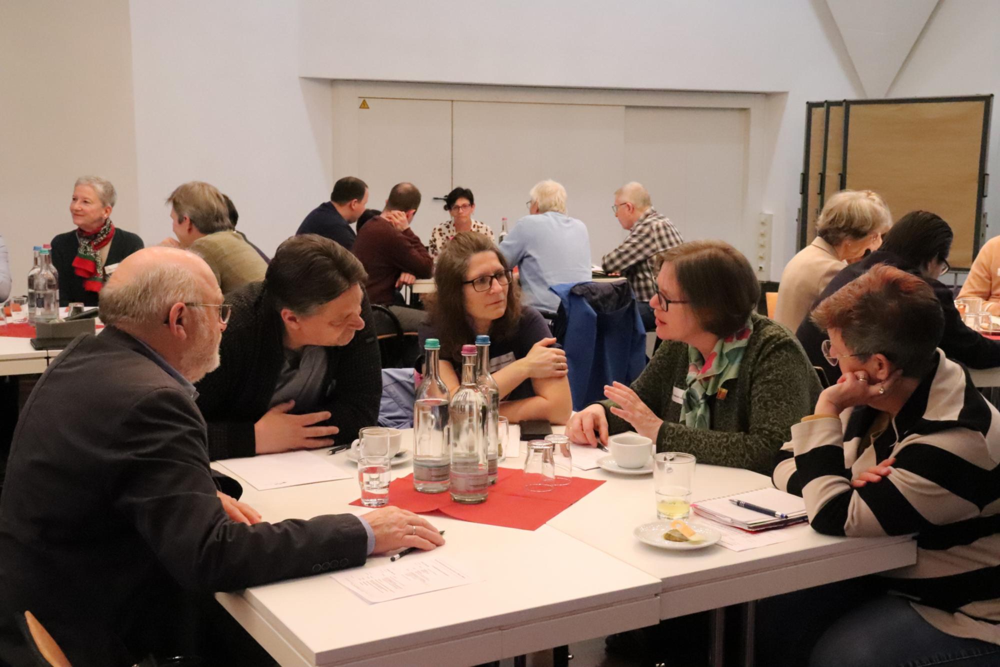 In Kleingruppen berieten die Mitglieder des Rats der Katholikinnen und Katholiken im Bistum Mainz (c) Bistum Mainz/Hoffmann