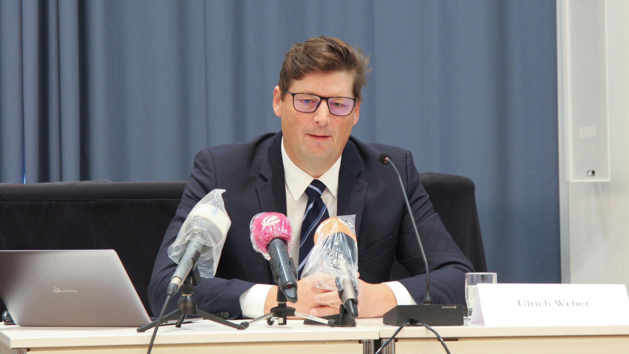 Rechtsanwalt Weber bei der Pressekonferenz am 7 Oktober 2020 in Mainz