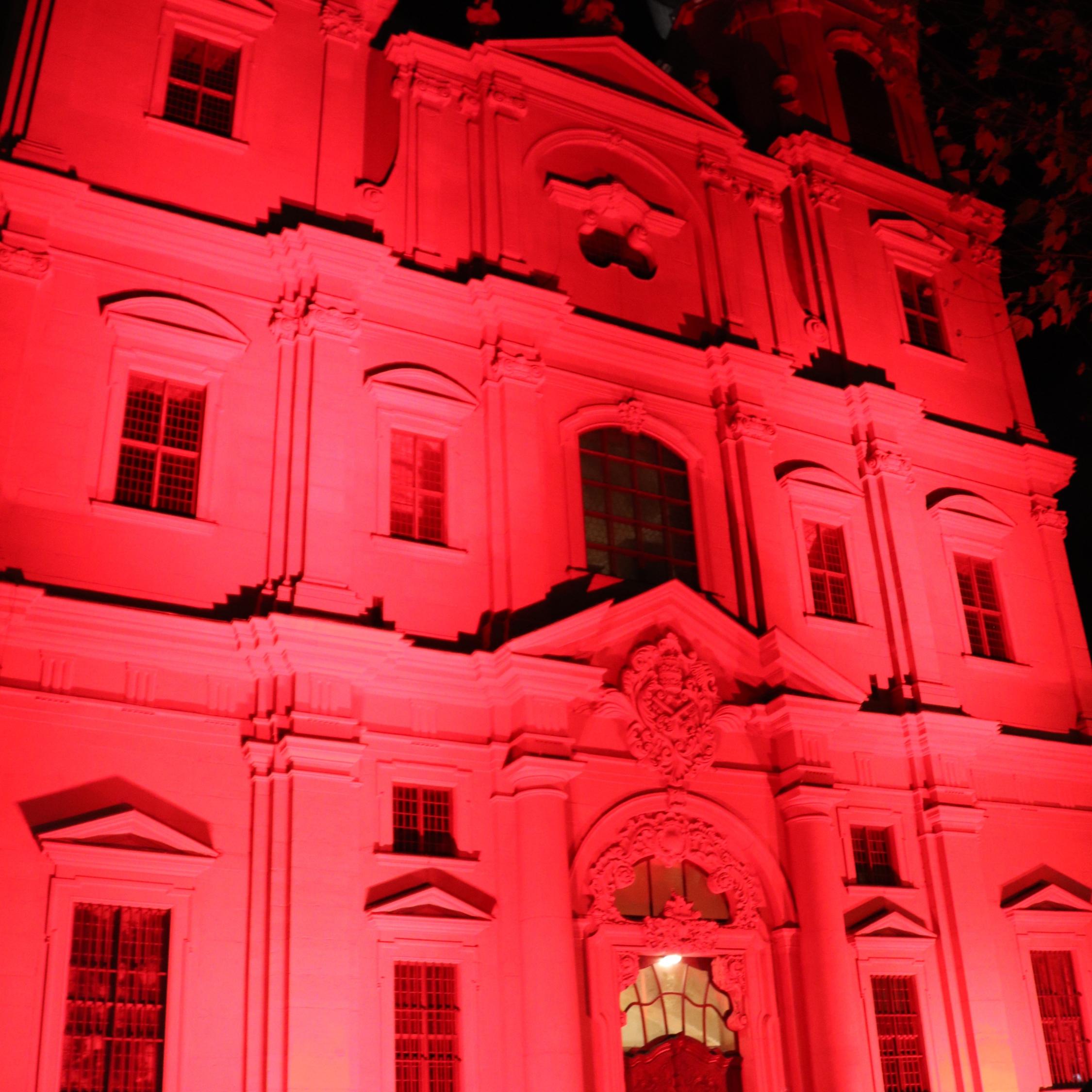 Die katholische Kirche St. Peter in der Mainzer Innenstadt erstrahlte am 'Red Wednesday' in rot