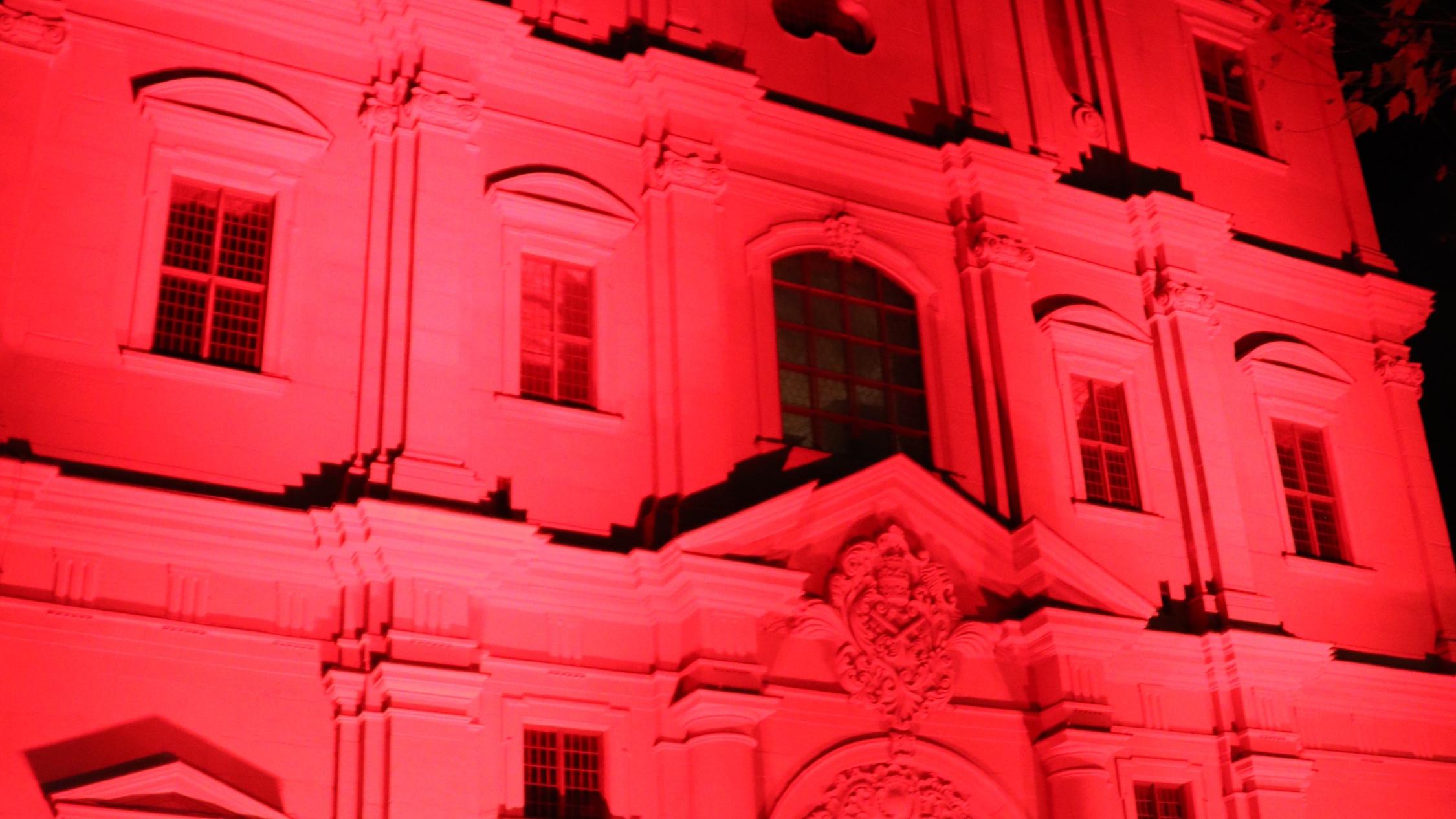 Die katholische Kirche St. Peter in der Mainzer Innenstadt erstrahlte am 'Red Wednesday' in rot