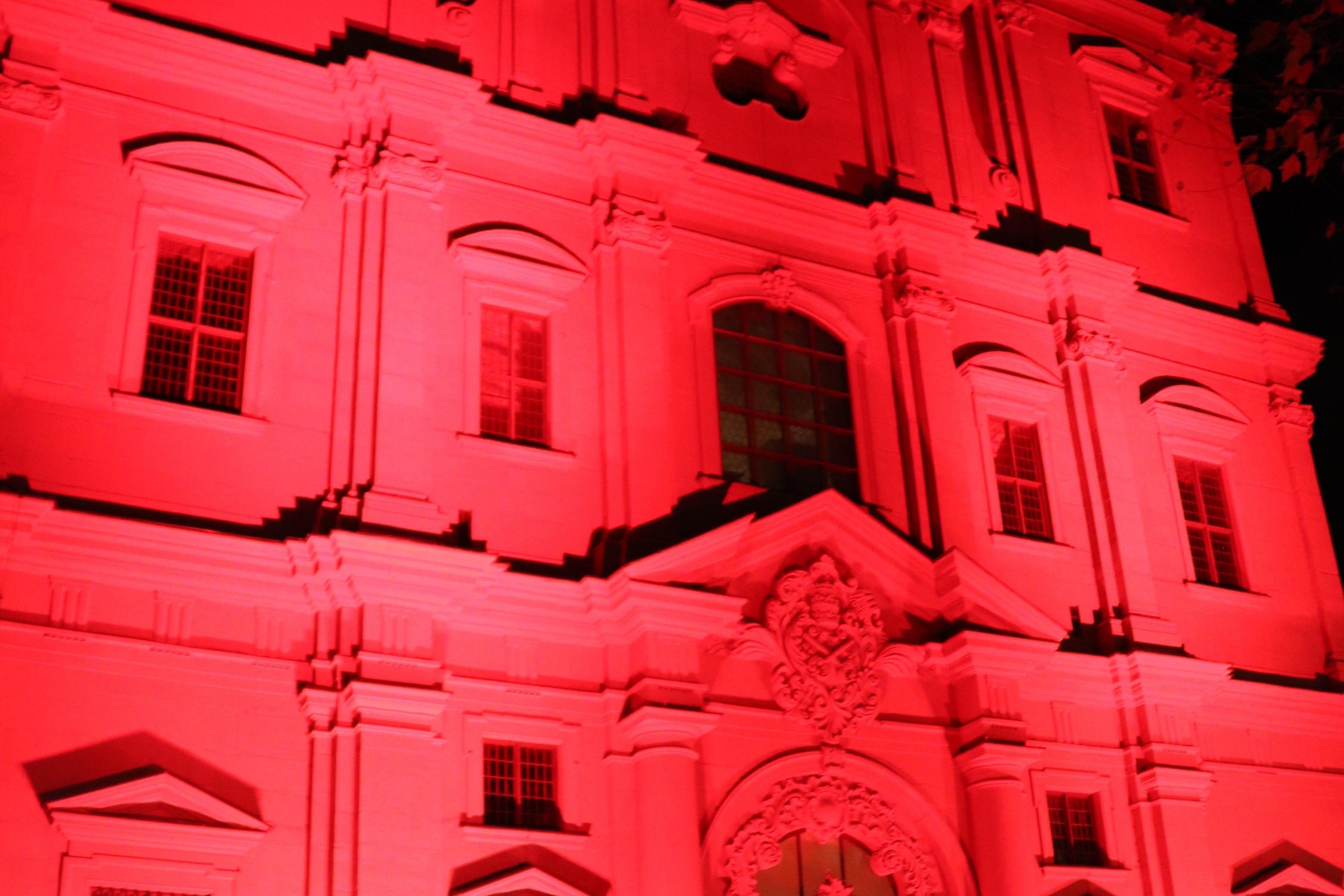 Die katholische Kirche St. Peter in der Mainzer Innenstadt erstrahlte am 'Red Wednesday' in rot