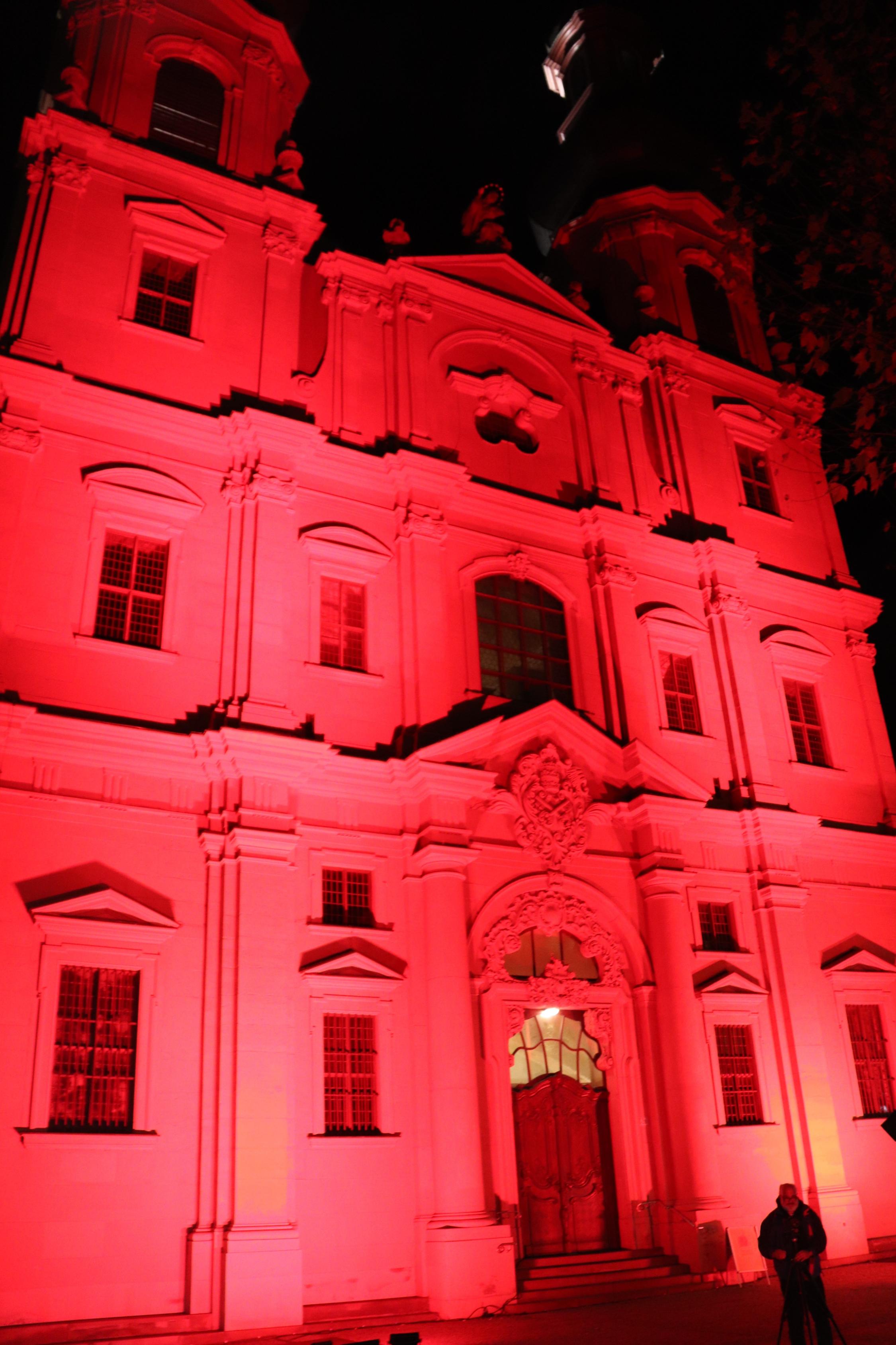 Die katholische Kirche St. Peter in der Mainzer Innenstadt erstrahlte am 'Red Wednesday' in rot